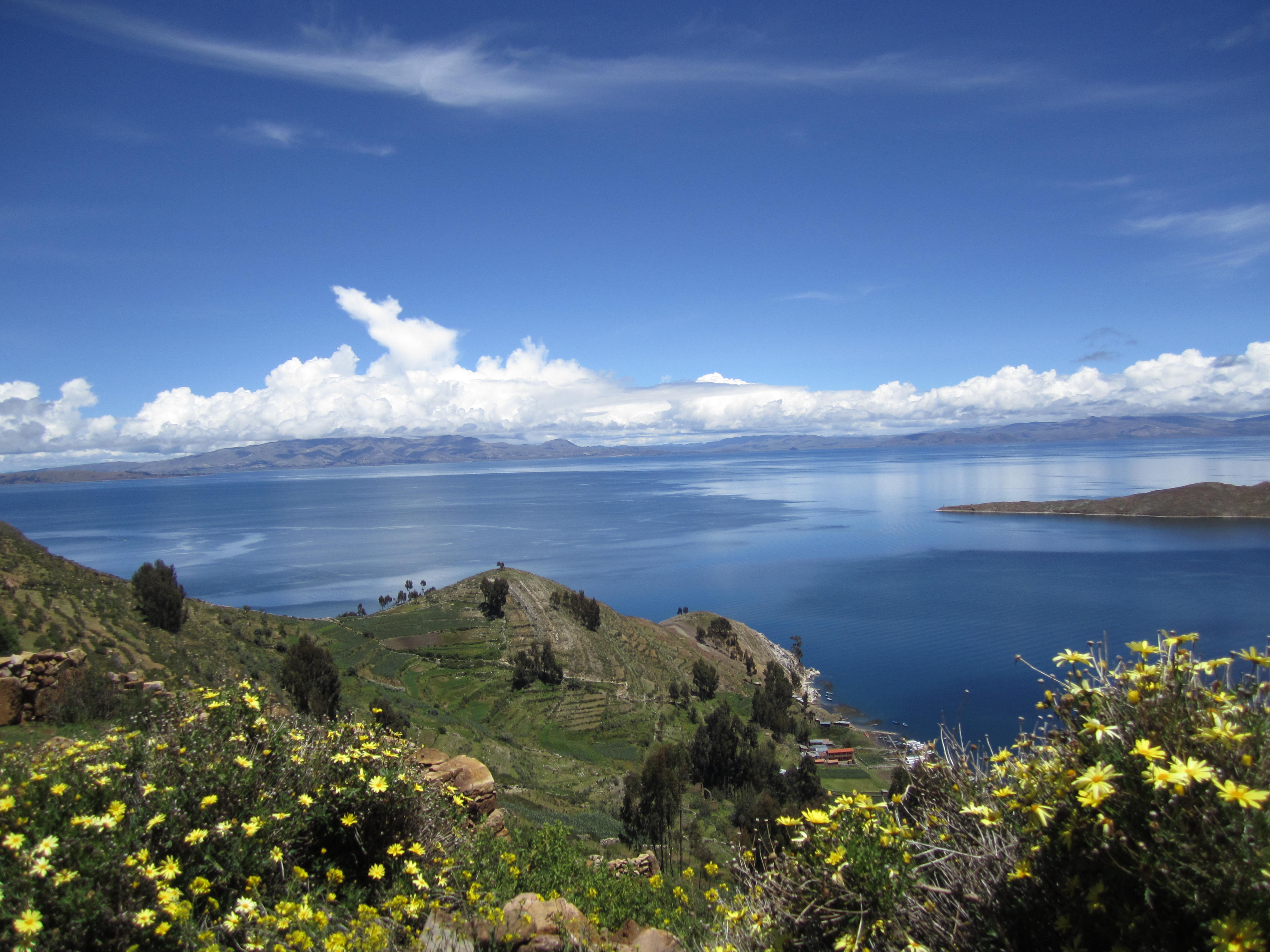 Пресноводное озеро в латинской америке. Озеро Титикака Перу. Южная Америка озеро Титикака. Боливия озеро Титикака. Высокогорное озеро Титикака.