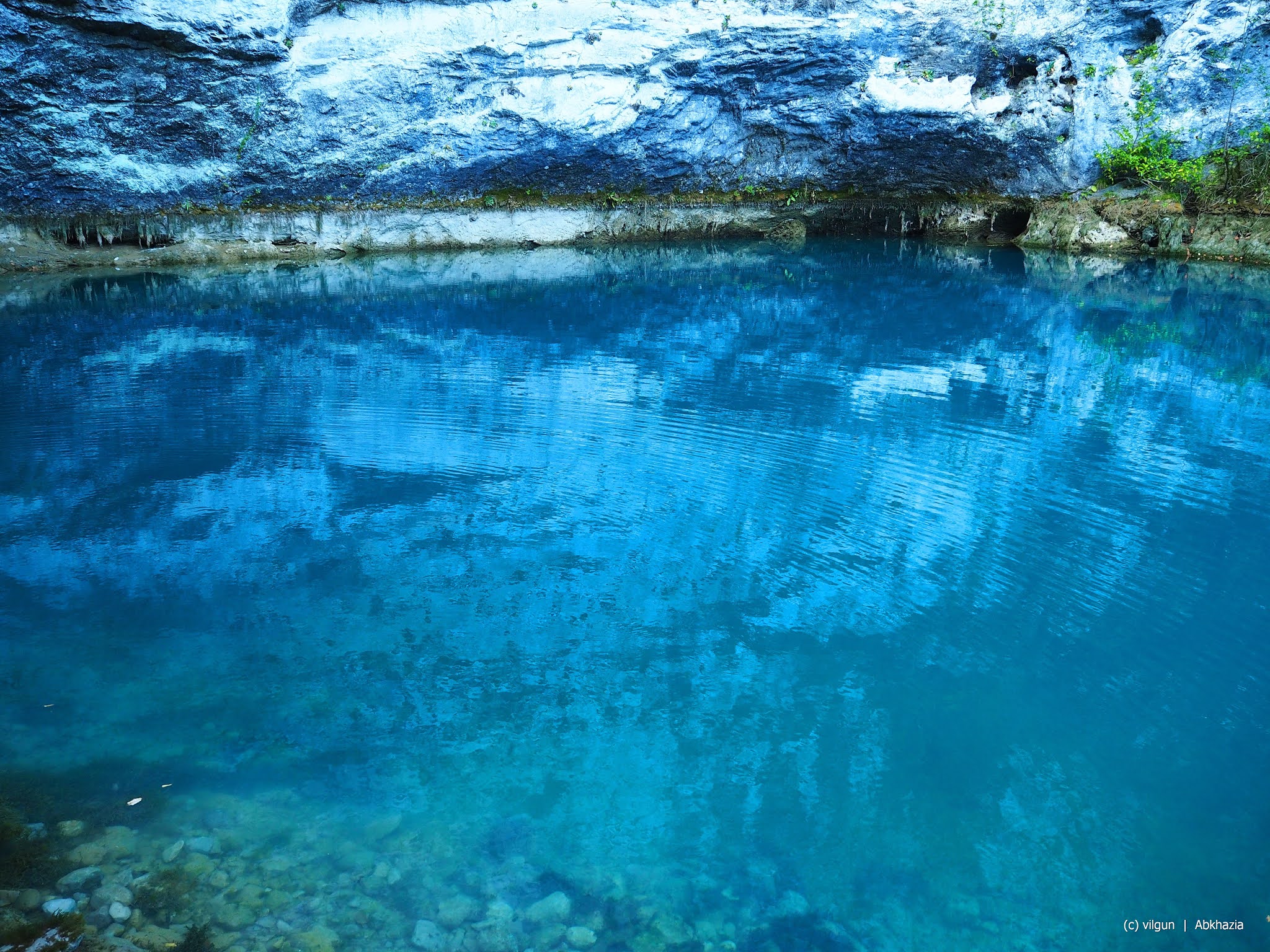 Голубое озеро абхазия глубина