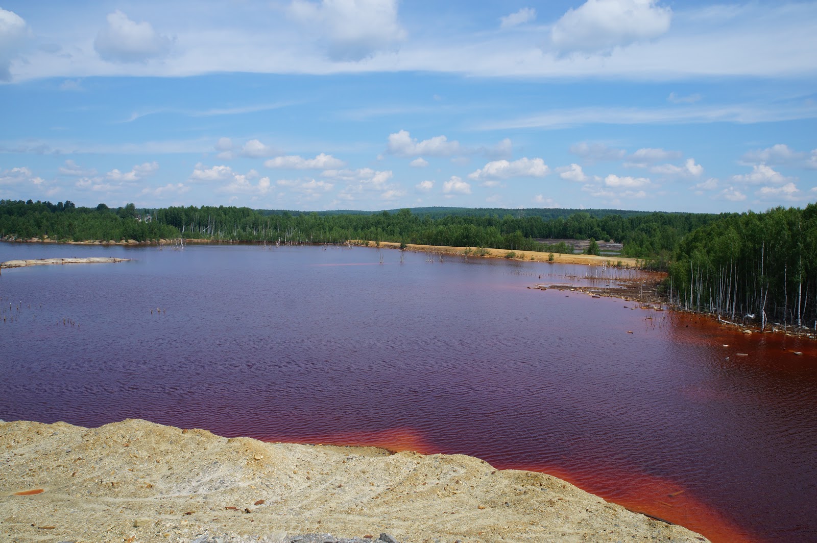 Есть красное озеро. Ижбулат озеро Дегтярск. Медное озеро Дегтярск. Озеро Ижбулат Свердловская область. Озеро Ижбулат в Дегтярске Свердловской области.