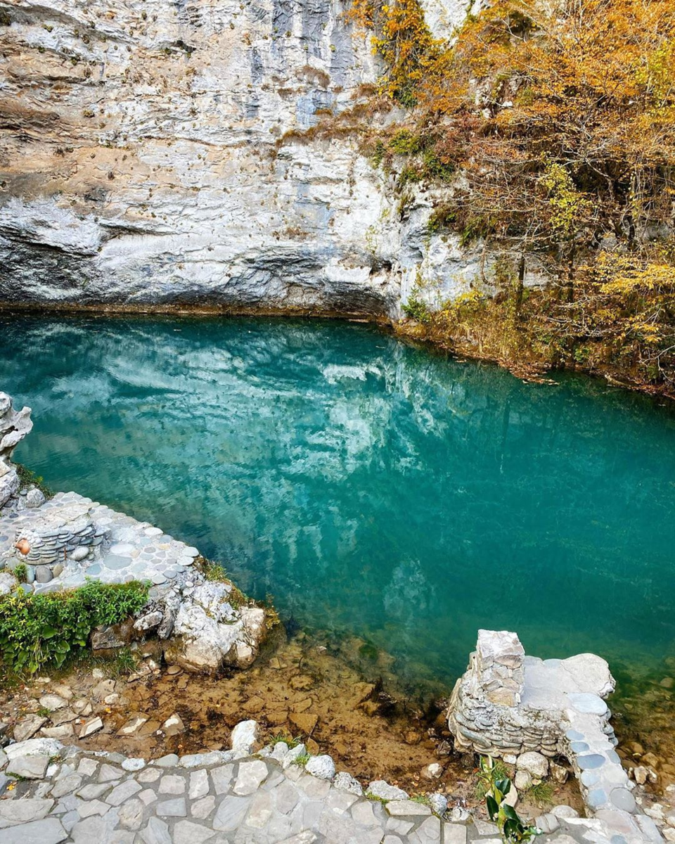 Голубые абхазии. Голубое озеро Абхазия. Голубое озеро Рица Абхазия. Голубое озеро Гагра. Абхазия Цандрипш голубое озеро.