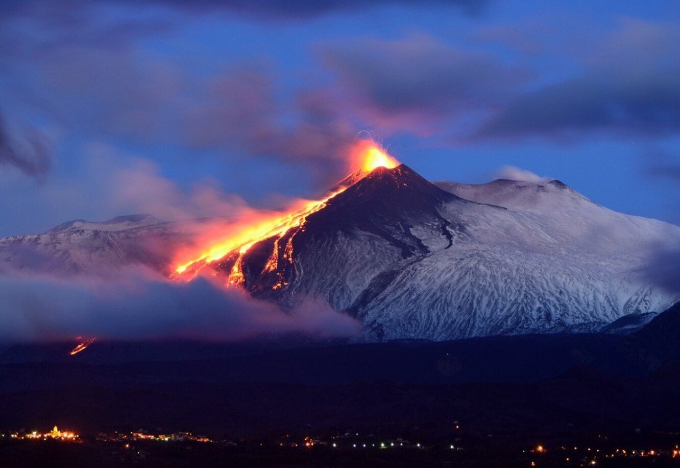Действующий вулкан на сицилии. Вулкан Этна в Италии. Гора Этна Италия. Этна Сицилия извержение. Сицилия Италия вулкан Этна.