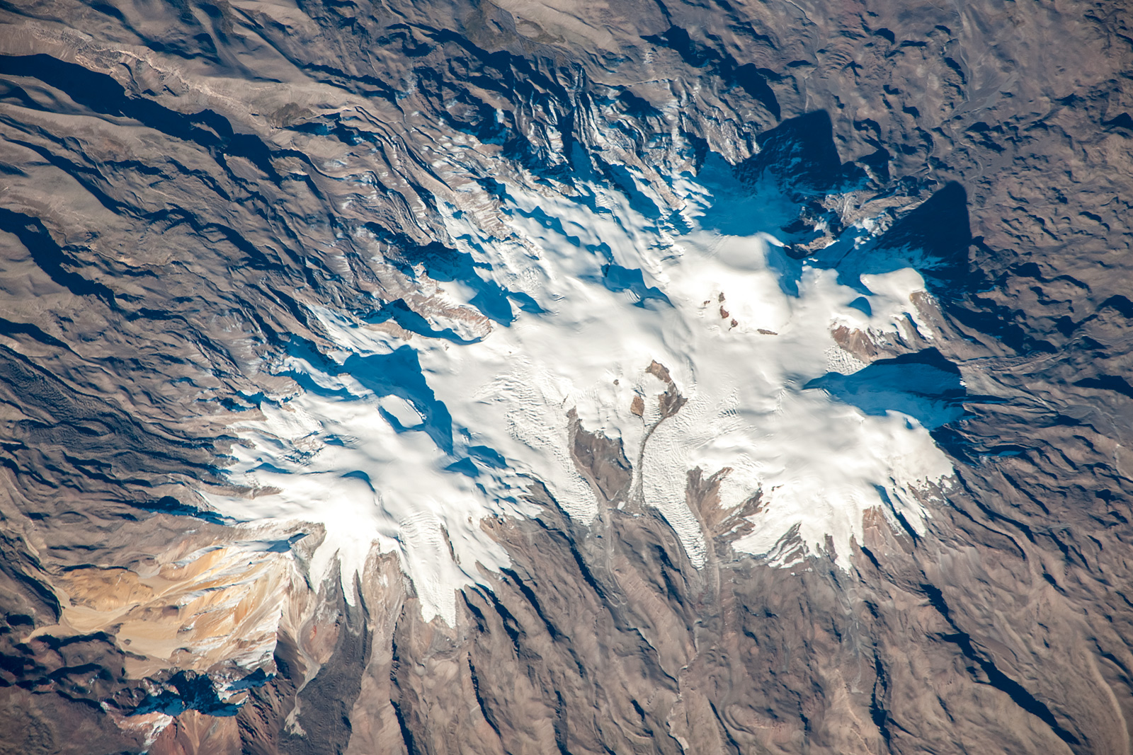 Наивысший вулкан северной америки. Вулкан Коропуна. Перу Коропуна. Коропуна вулкан координаты. Вулканы Перу.