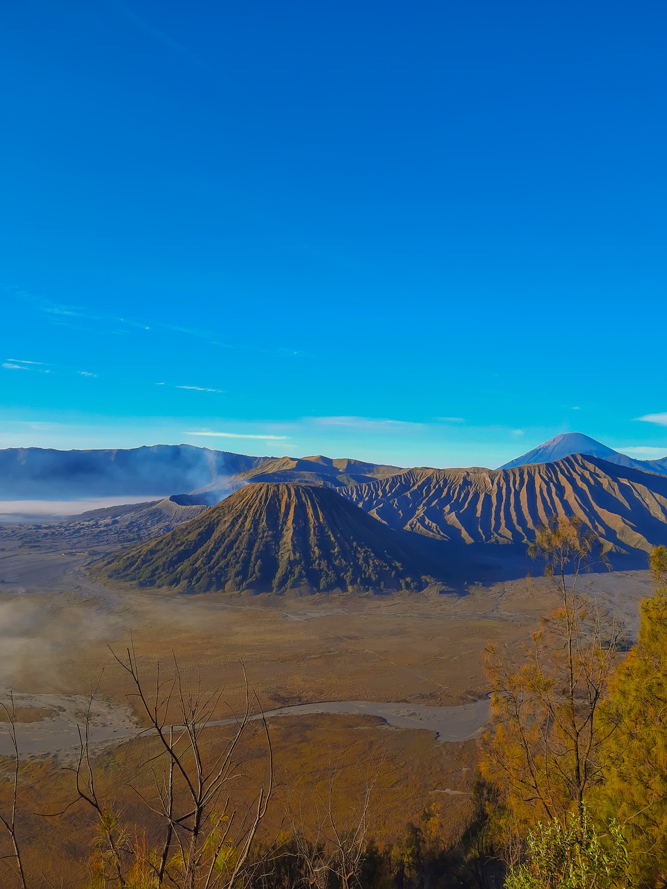 Вулкан брома. Вулкан Бромо. Гора Бромо. Вулкан Бромо в Индонезии. Вулкан гора Ундзен.