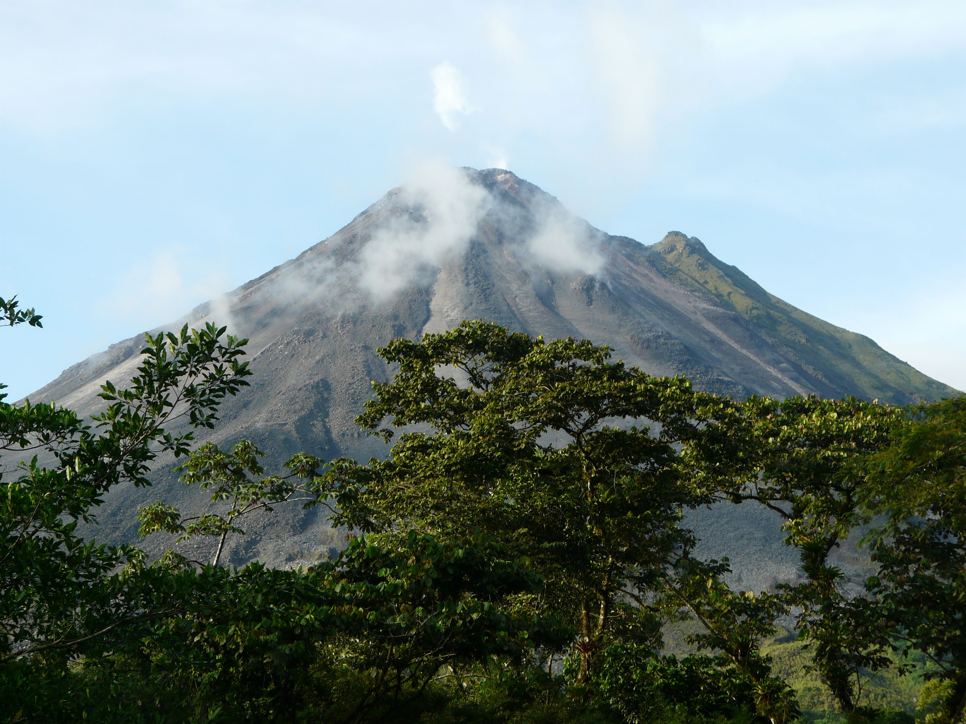 Коста рика вулканы. Коста Рика вулкан. Национальный парк вулкан Ареналь. Ареналь Коста-Рика. Коста Рика горы.