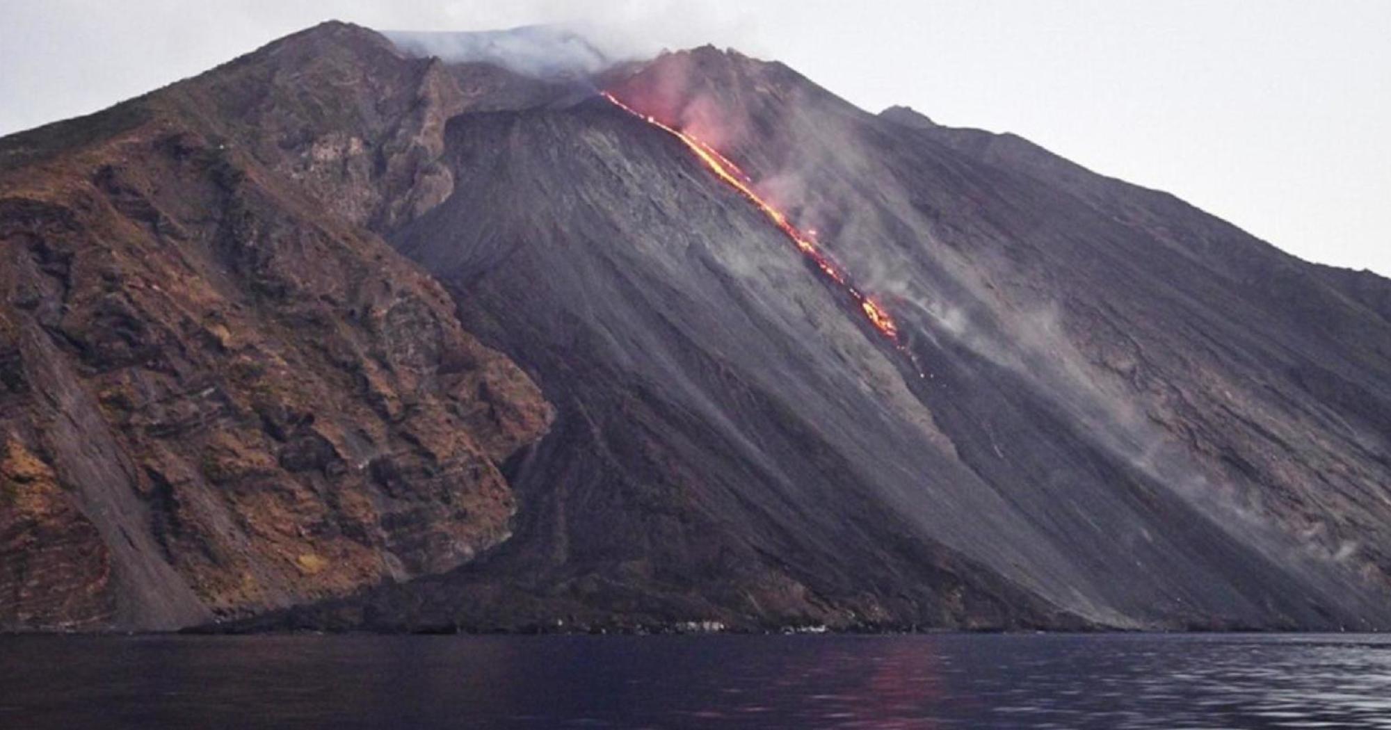 Вулкан Стромболи (74 фото) .