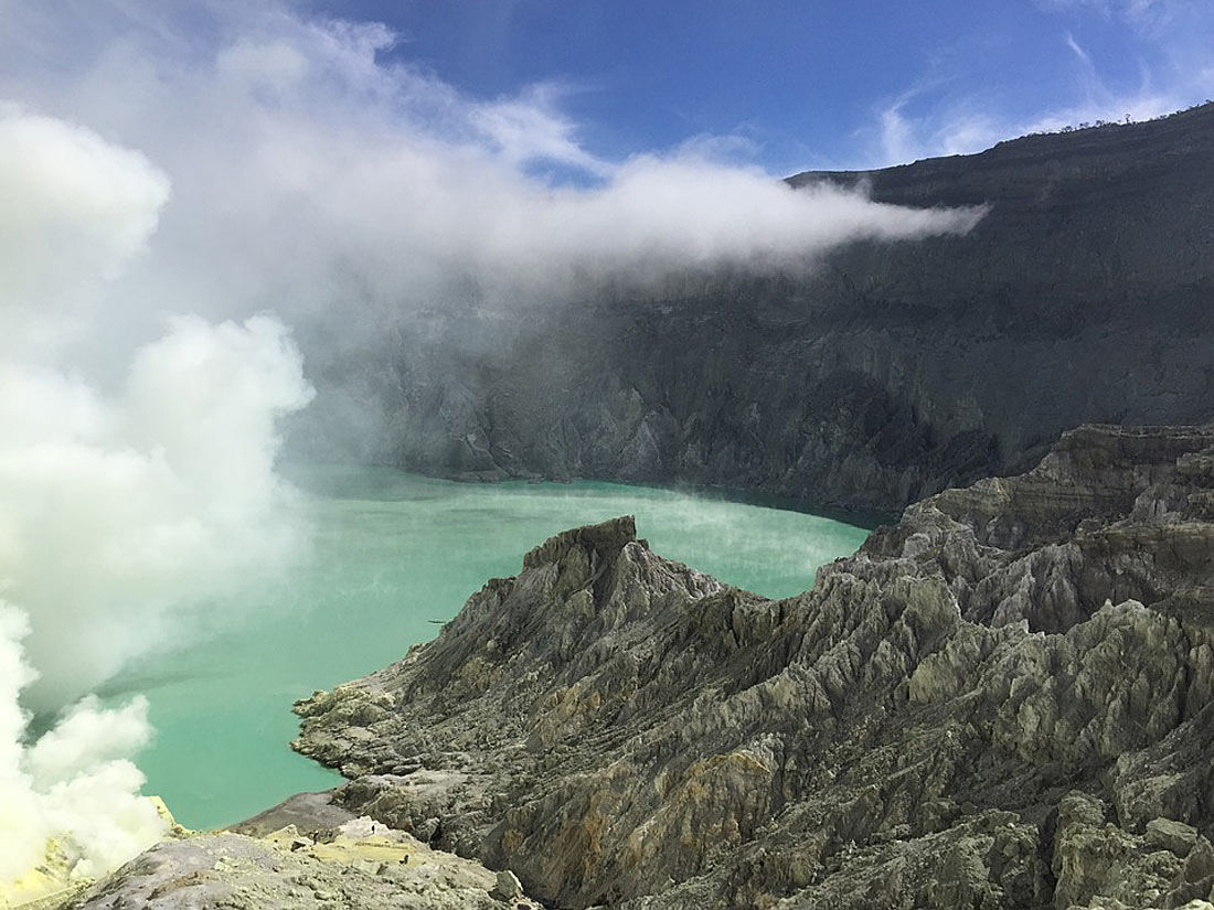 Озеро в кратере вулкана Иджен в Индонезии