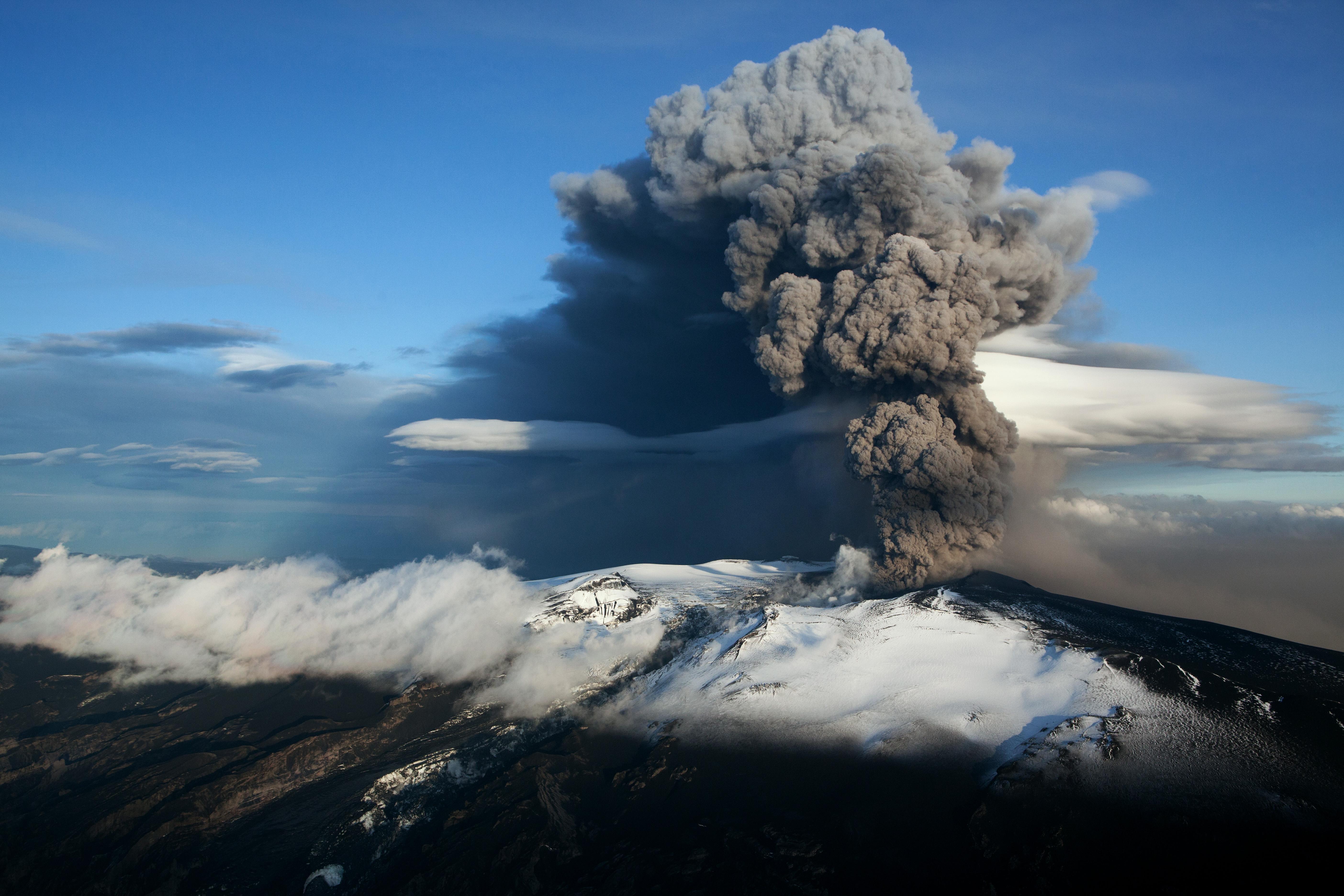 Почему в исландии большое количество вулканов. Эйяфьядлайёкюдль вулкан в Исландии. Извержение вулкана в Исландии 2010. Вулкан Исландии Эйяфьятлайокудль 2010. Исландия вулкан Эйяфьятлайокудль извержение 2010.