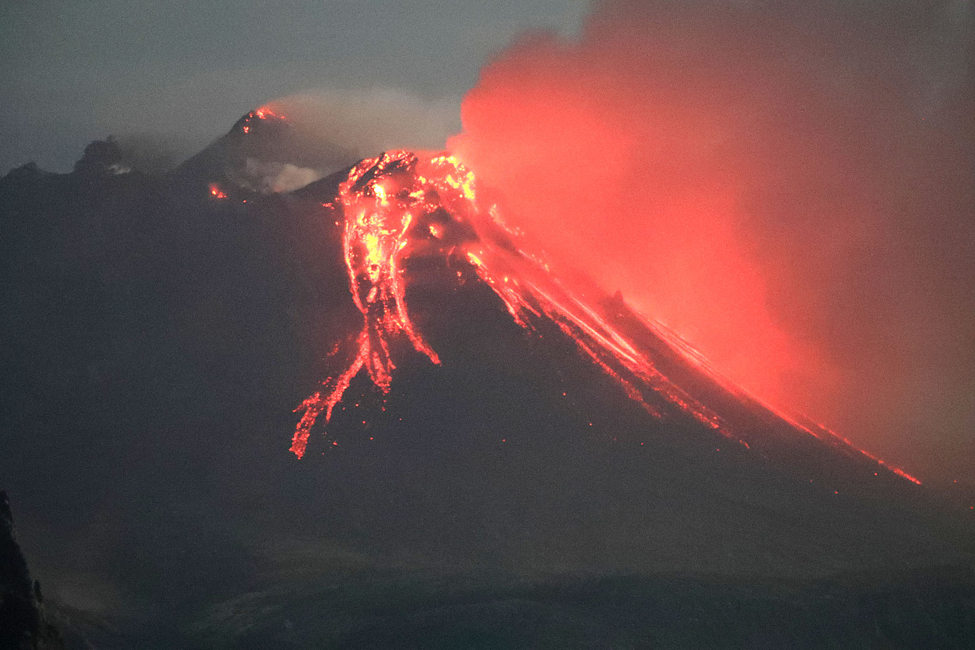 Извержение вулканов и сильные землетрясения происходят. Вулкан Шивелуч извержение 2022. Вулкан Шивелуч на Камчатке. Извержение Шивелуча на Камчатке. Вулкан Шивелуч извержение 2023.
