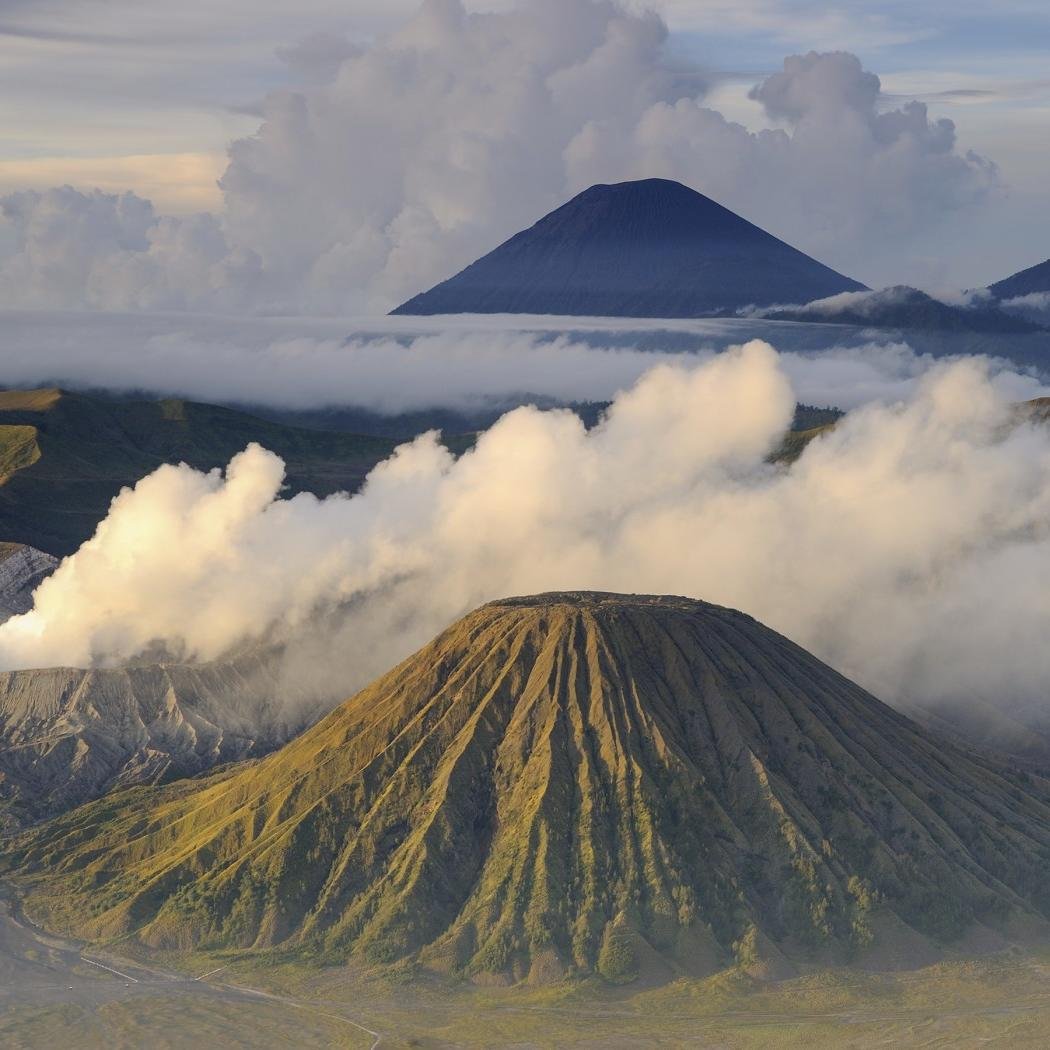 Сколько действующих вулканов было на планете маленького. Ключевская сопка, Этна, Фудзияма – это:. Вулкан Бромо извержение. Вулкан Чикурачки. Вулкан Везувий.