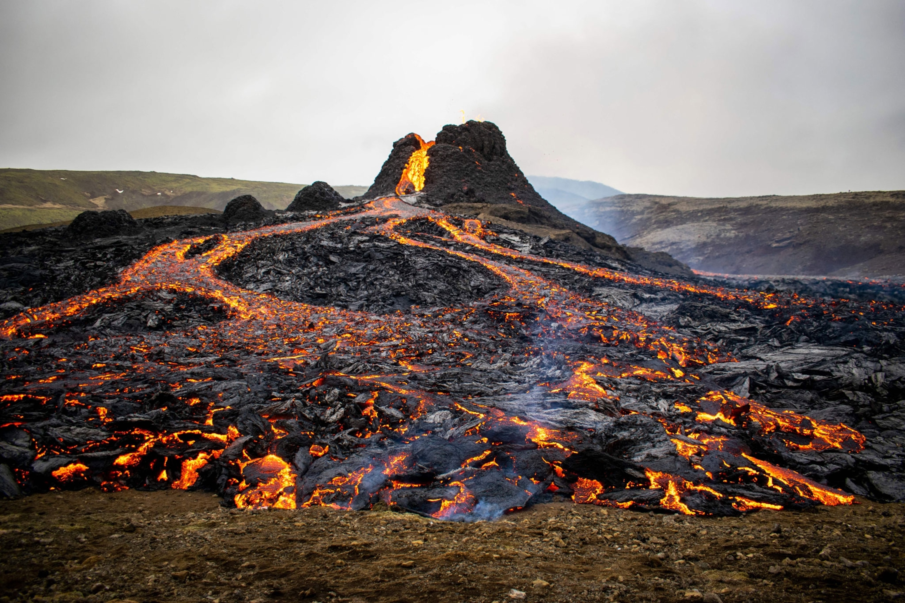 Почему в исландии большое количество вулканов. Извержение вулкана в Исландии Эйяфьятлайокудль. Извержение вулкана в Исландии 2021. Исландия вулкан Эйяфьятлайокудль извержение 2010. Вулкан фаградалсфьяль в Исландии.