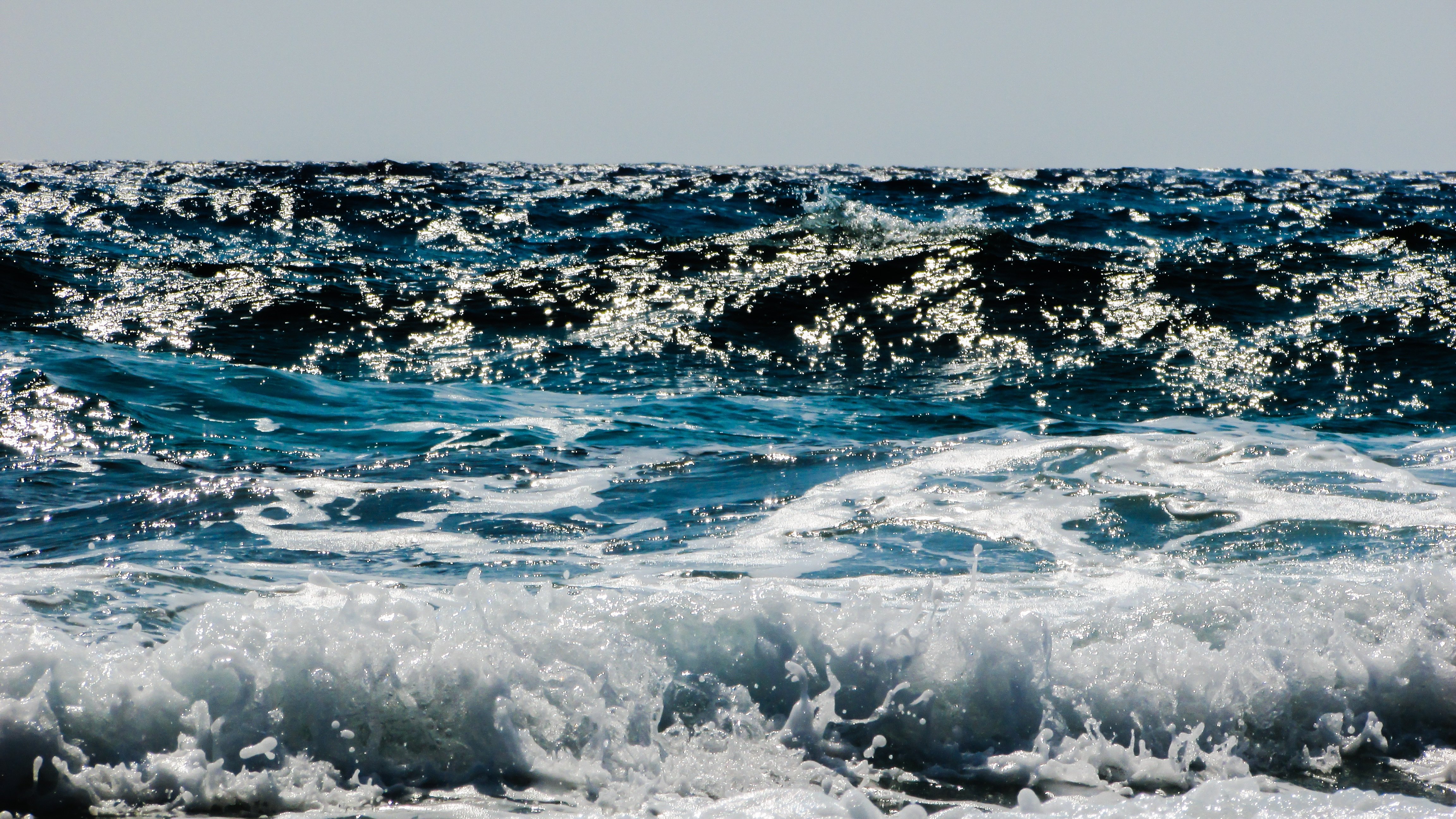 Прочитайте волнуется синее море старик. Море, волны. Синее море. Много волн на море. Морские волны ветровые.
