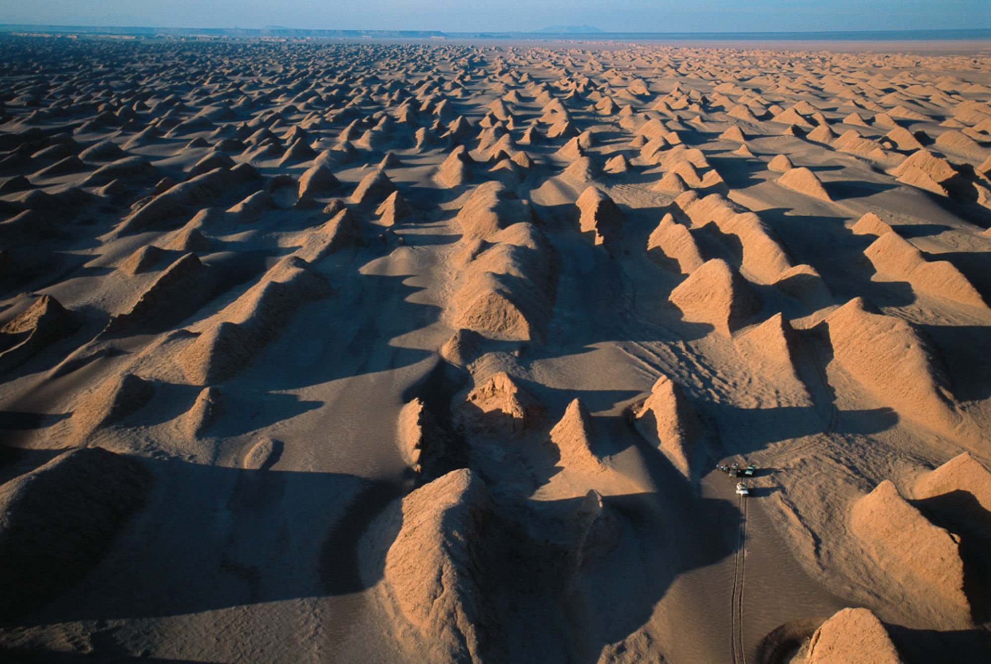 Самая большая пустыня на планете земля. Иран пустыня Деште-лут. Деште Кевир Иран. Гоби Ярданги. Пустыня Деште Кевир.