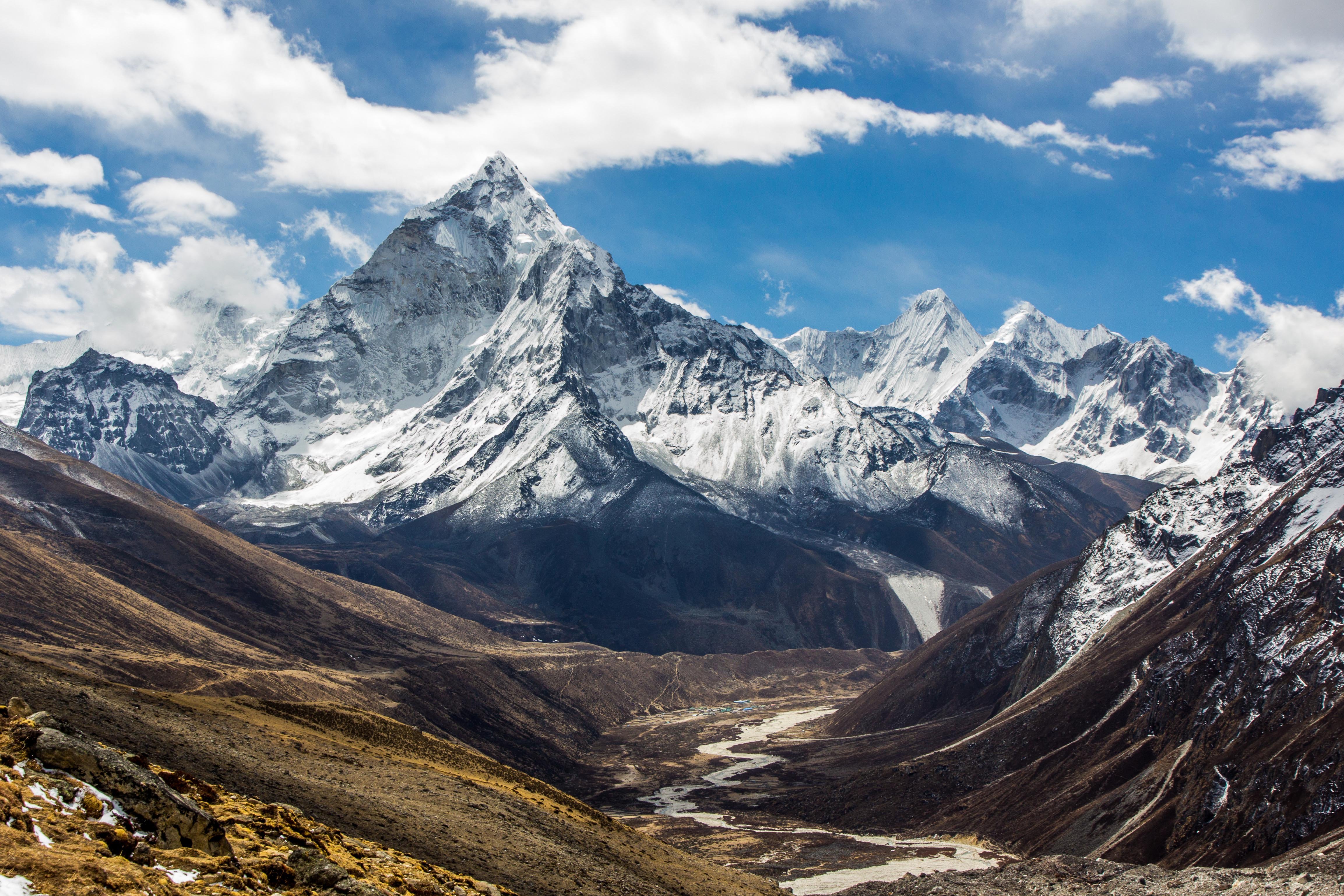 Покажи самые высокие горы. Гималаи Эверест Джомолунгма. Гора Эверест (Джомолунгма). Гималаи. Эверест самая высокая гора в мире. Высота горы Джомолунгма.