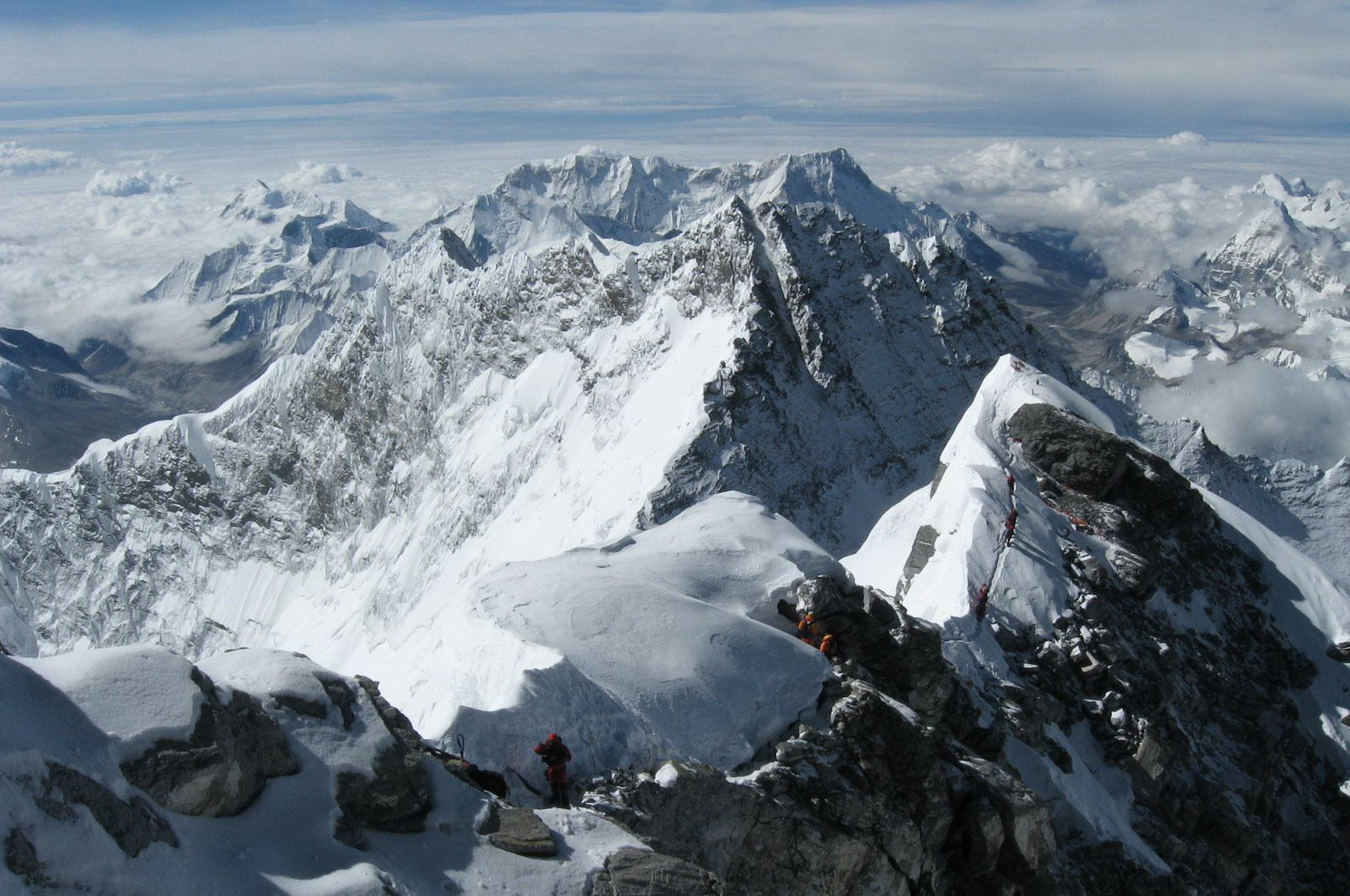 Высочайшая вершина мира Джомолунгма в Гималаях (8848 м).