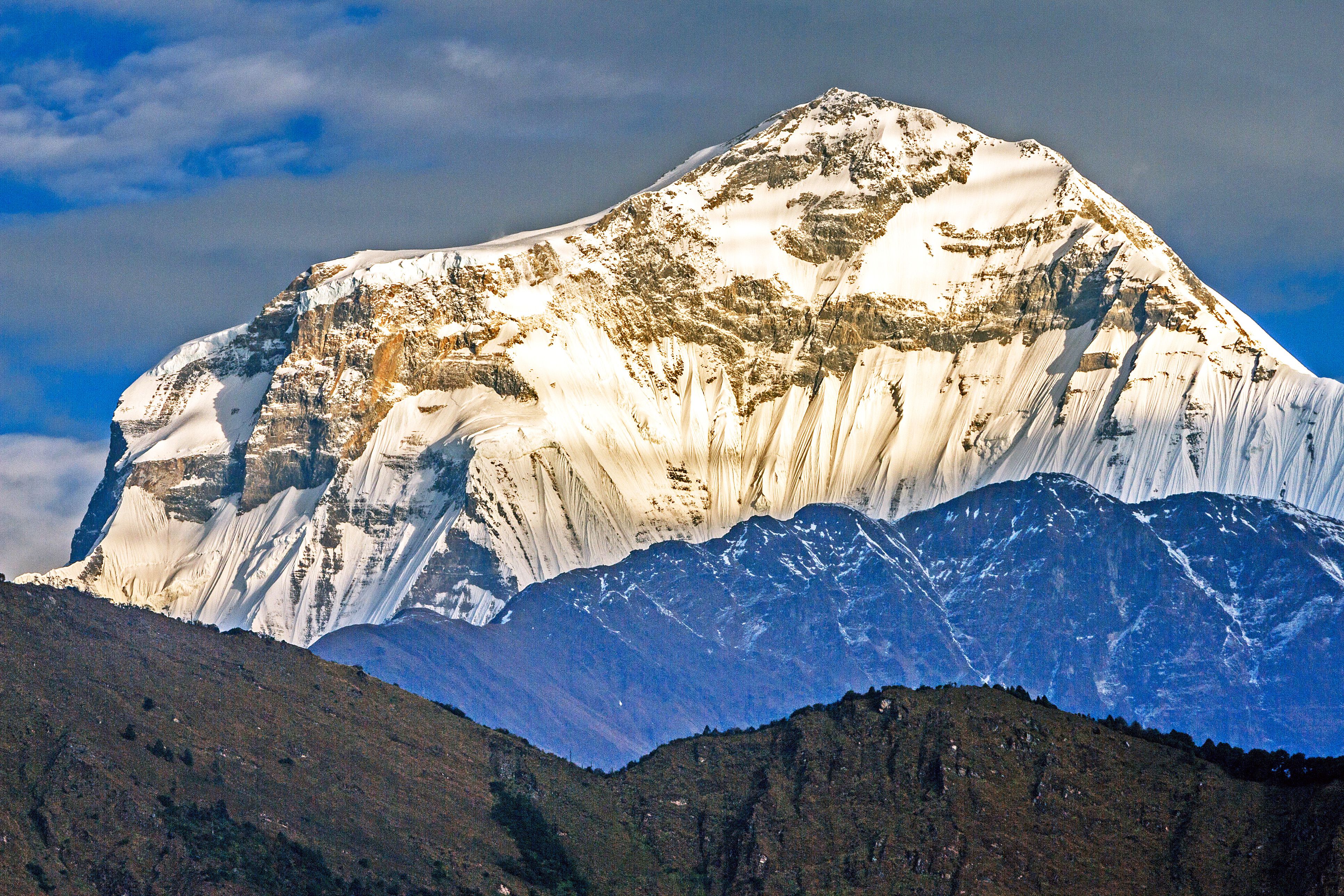 Покажи самые высокие горы. Дхаулагири гора. Гора Непал Дхаулагири высота. Вершина восьмитысячник Дхаулагири.