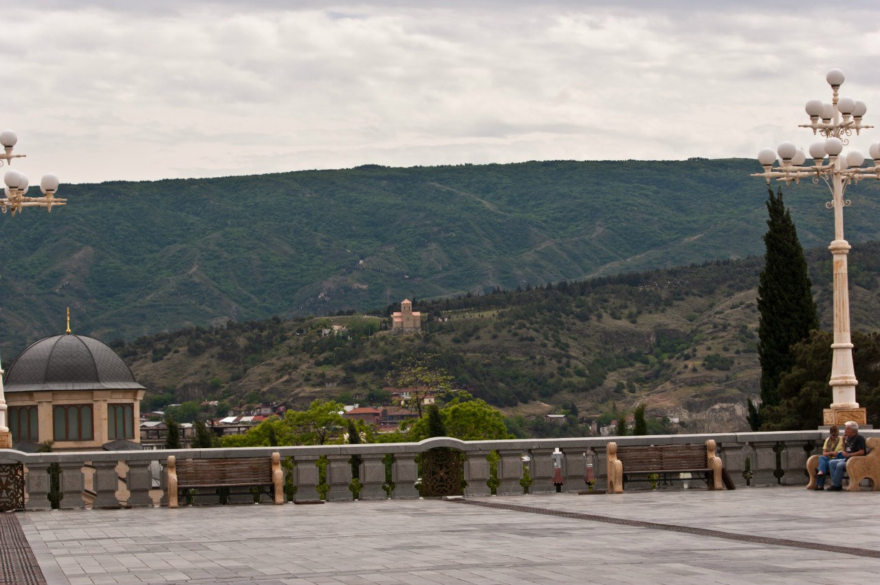 Горы Тбилиси разделяющие поселки с Тбилиси гора Мтацминда