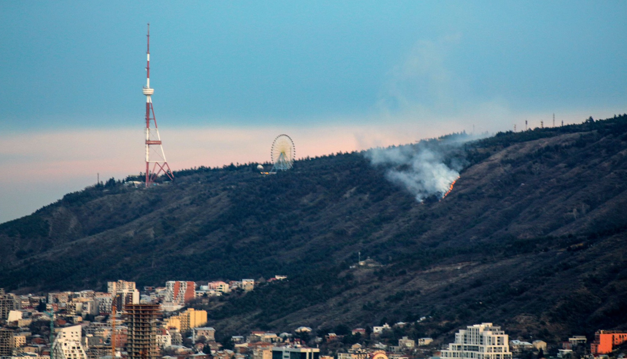 Гора мтацминда в тбилиси