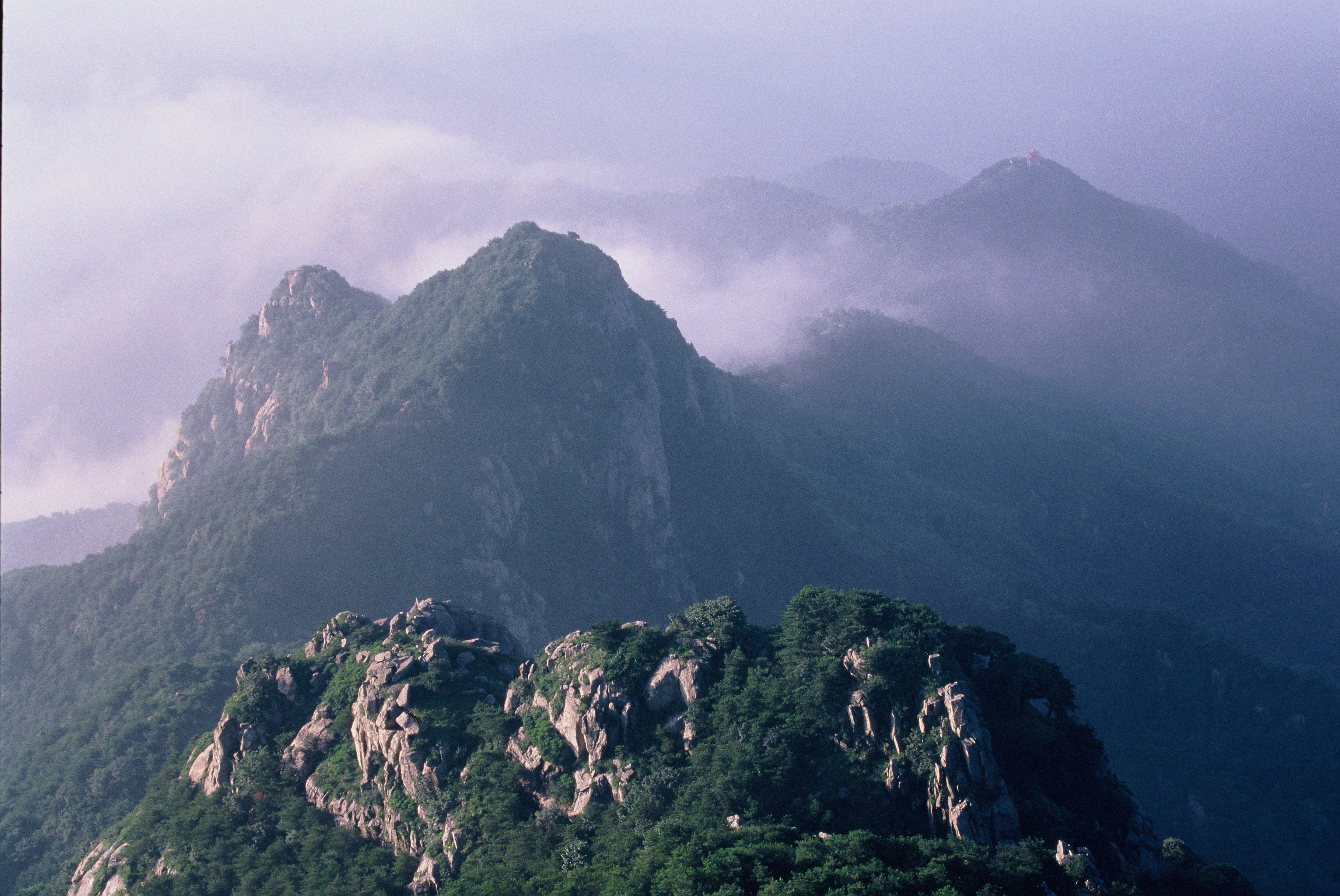 Горно тай. Китай Священная гора Тайшань. Гора Тайшань ЮНЕСКО. Гора Тайшань (провинция Шаньдун). Великая Восточная вершина — Тайшань.