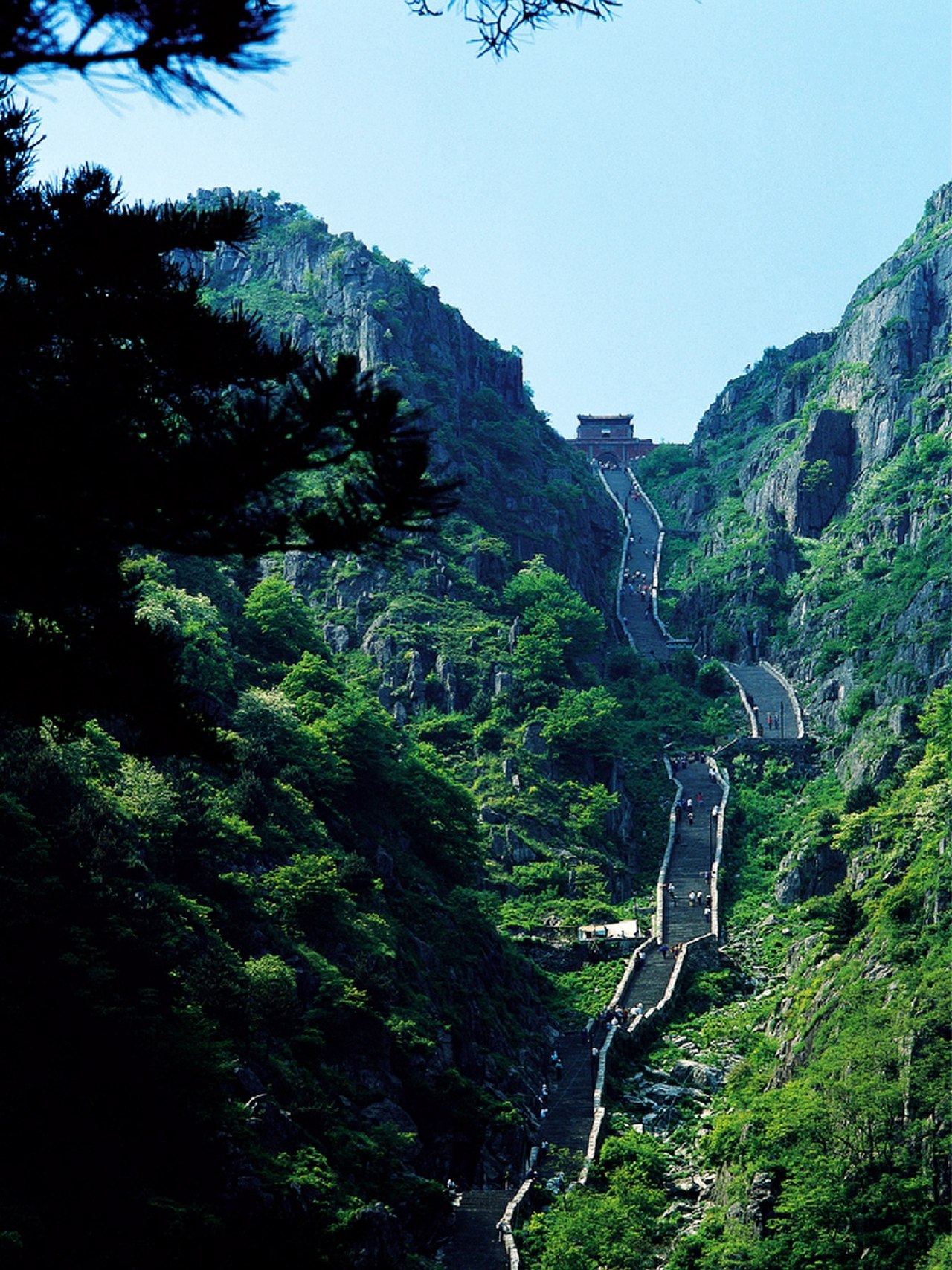 Горно тай. Гора Тайшань. Китай Священная гора Тайшань. Гора Тайшань (провинция Шаньдун). Шаньдун горы Тай.