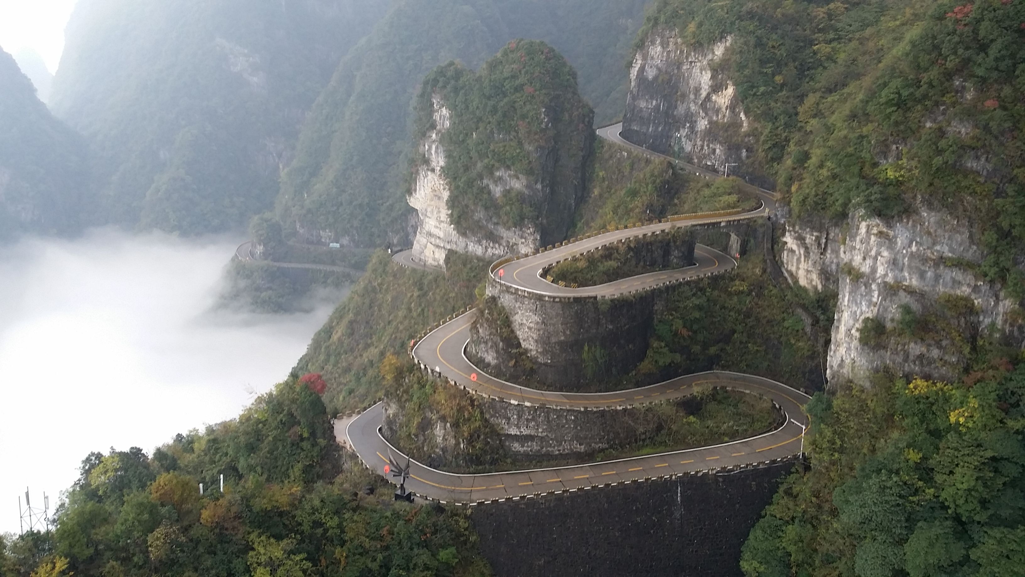 Красивое видео китая. Гора Тяньмэнь Китай. Национальный парк горы Тяньмэнь. Национальный парк "гора Тяньмэнь", Китай. Тяньмэнь небесные врата Китай.