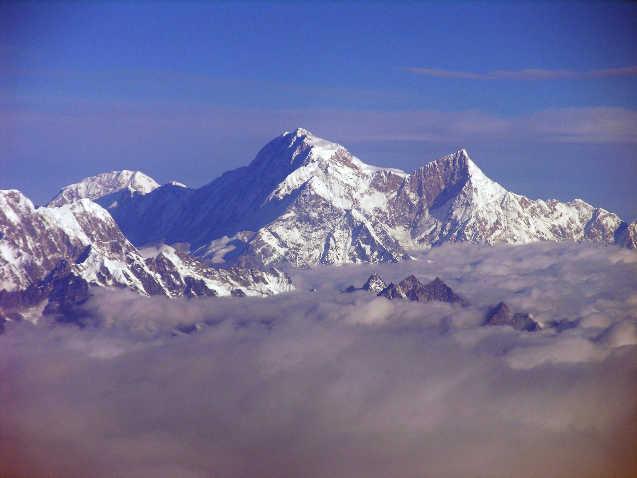 Высота вершины гималаи. Шиша Пангма гора. Канченджанга Гималаи. Вершина горы Гималаи. Канченджанга высота.