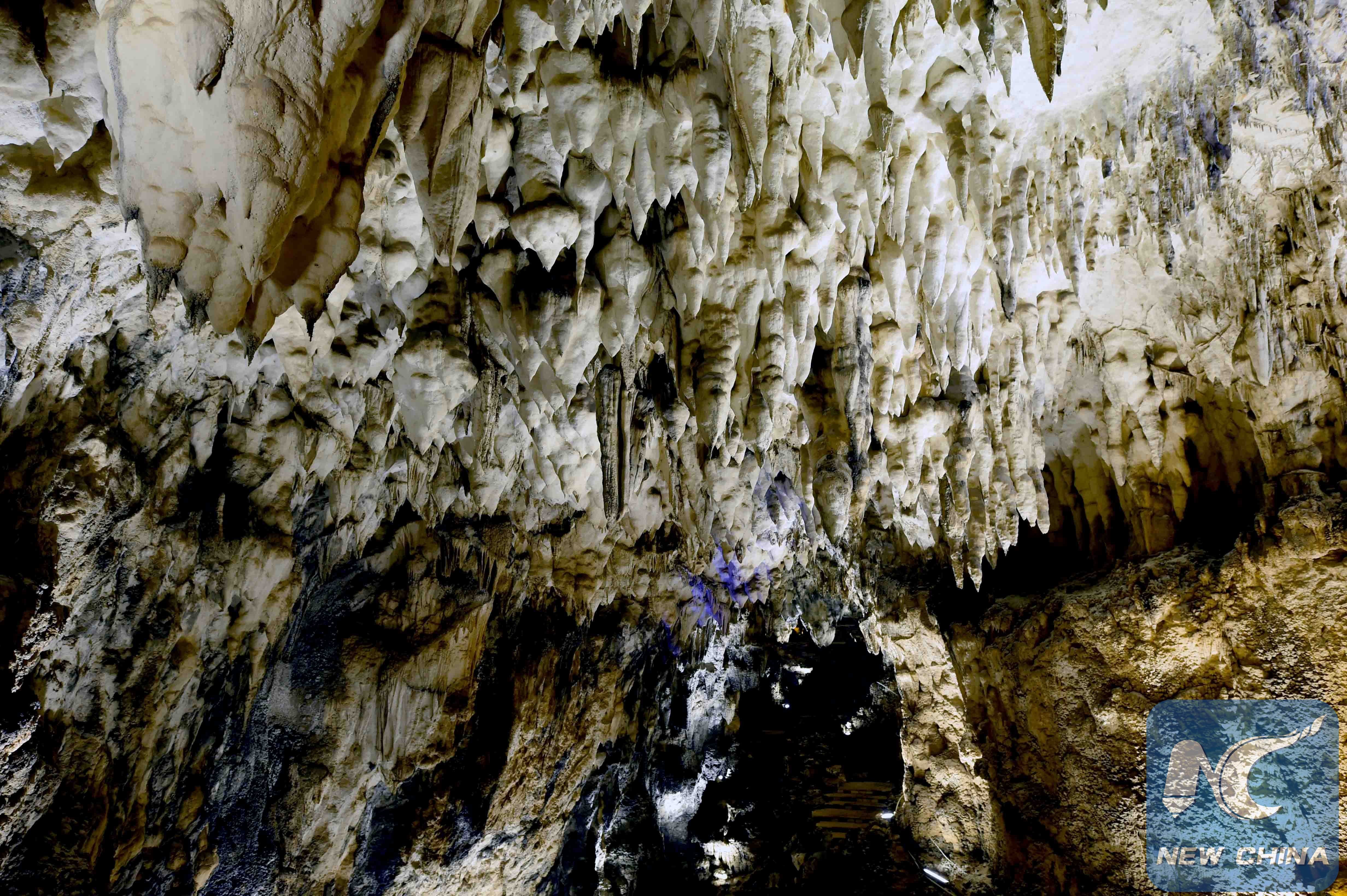 Что такое карст. Карстовая пещера Татев. Пещера Карст Крым. Горный Карст Крыма. Карстовые пещеры Онис.