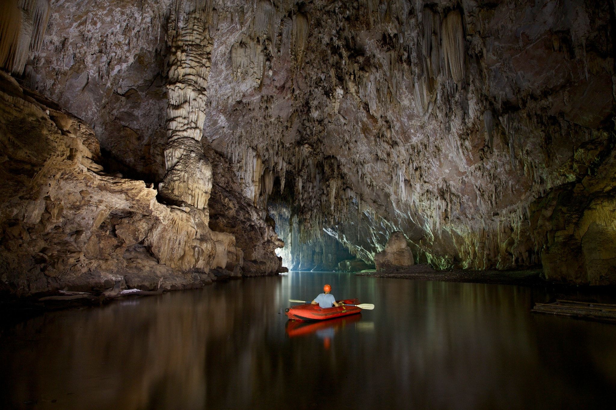 Caves adventures. Пещеры Табон Филиппины. Пещера Шондонг Вьетнам. Священные пещеры какимбон.