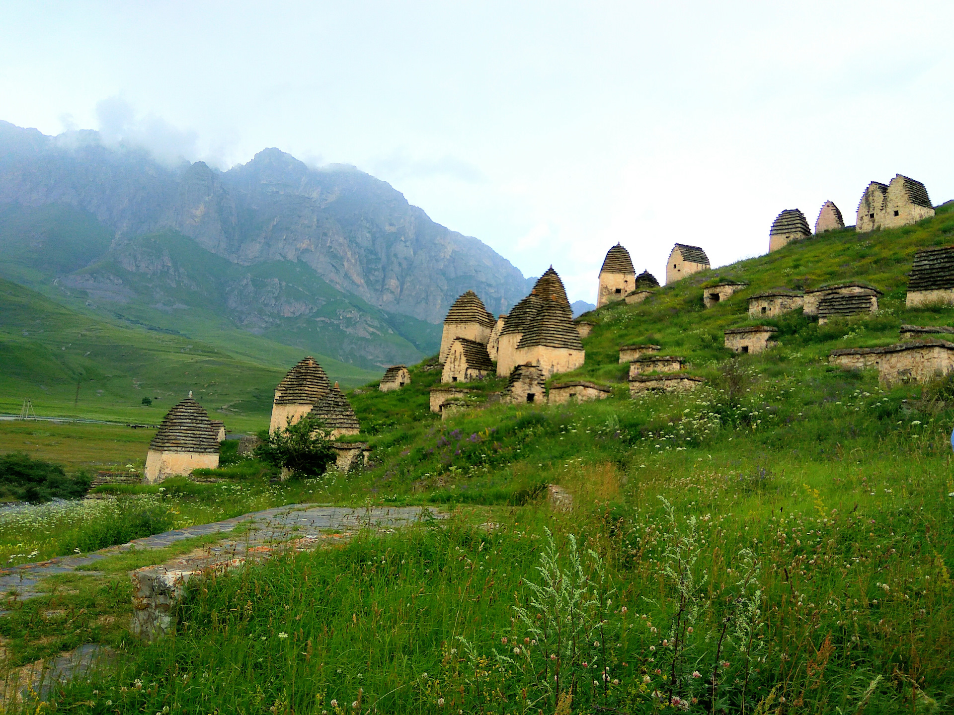 Даргавское ущелье северная осетия. Даргавс. Долина Даргавс. Даргавское ущелье, верхний Фиагдон. Даргавс в Северной Осетии.