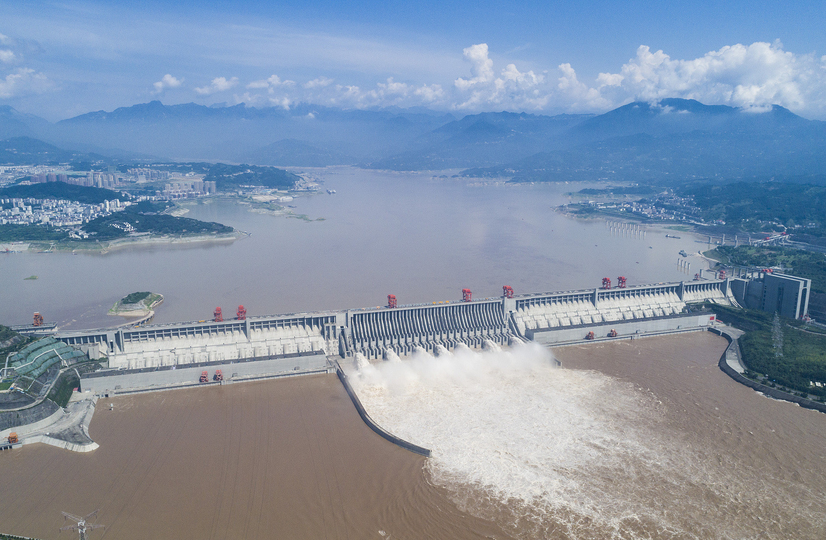 В какой стране крупнейшая гэс. Три ущелья Янцзы. Плотина на Янцзы. ГЭС на Янцзы. ГЭС три ущелья Китай.