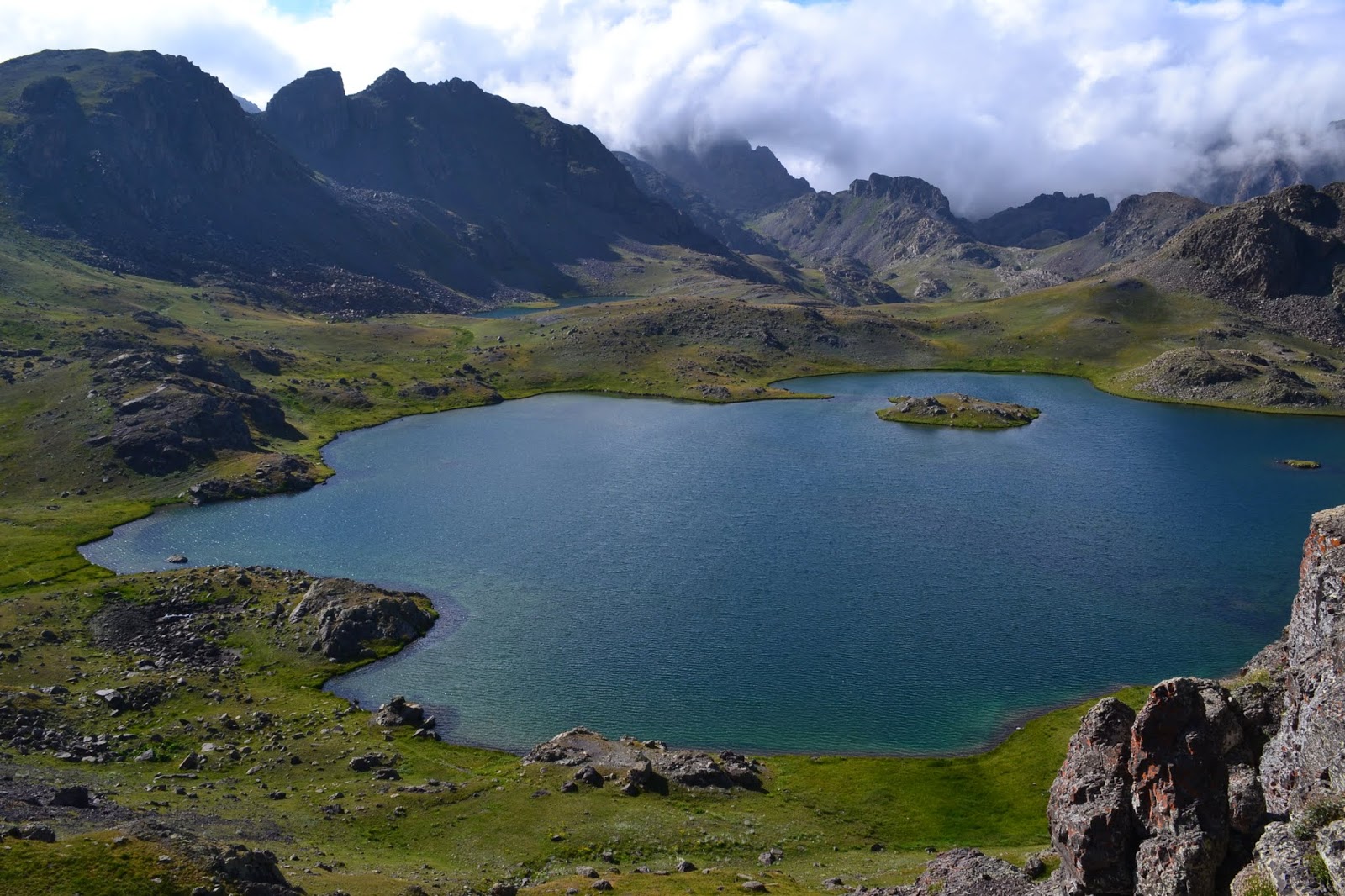 Известное озеро 7 букв. Долина 7 озер Абхазия. Озеро Мзы в Абхазии. Монголия Долина озер. Семиозерье Абхазия.