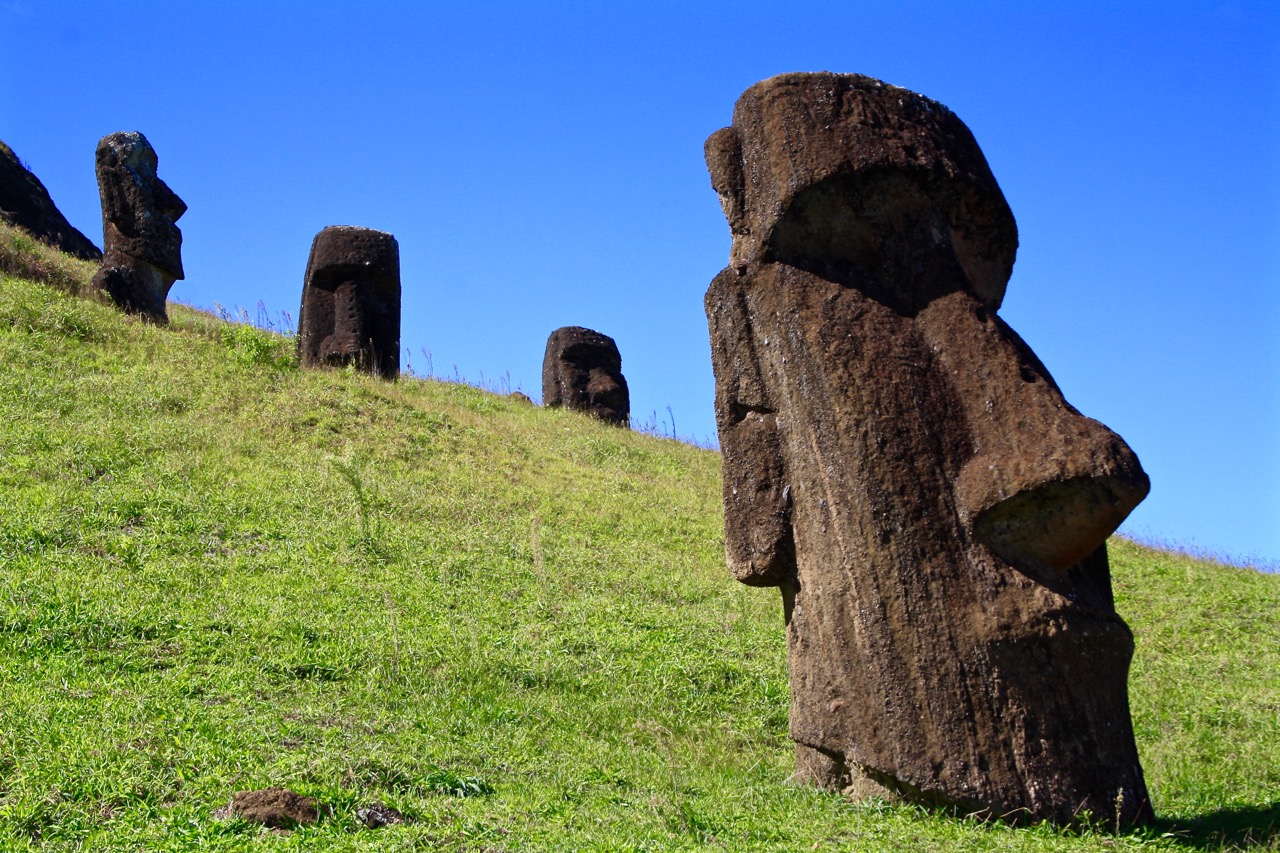 Видео каменные лица. Остров Пасхи статуи Моаи. Каменные истуканы острова Пасхи. Моаи на острове Пасхи. Идолы острова Пасхи.