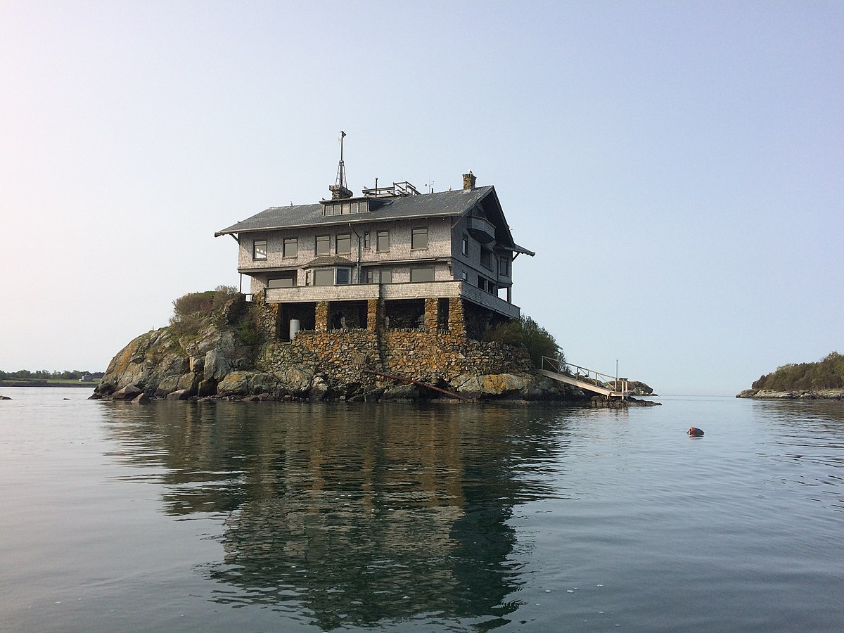 Уединенный дом на острове