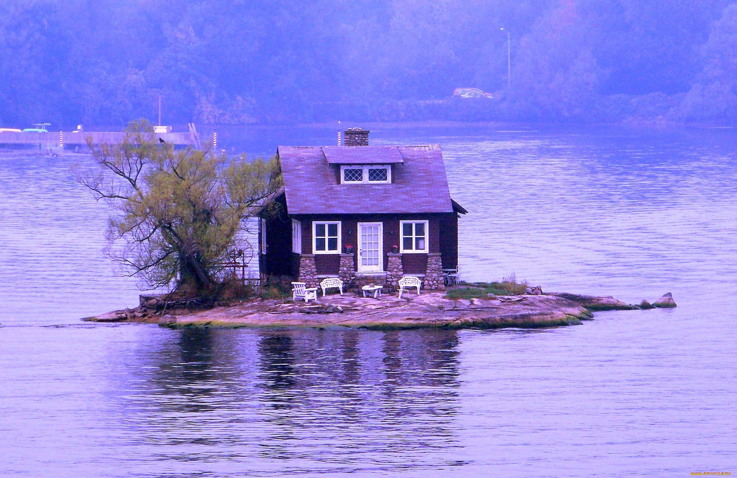Одинокий домик на острове