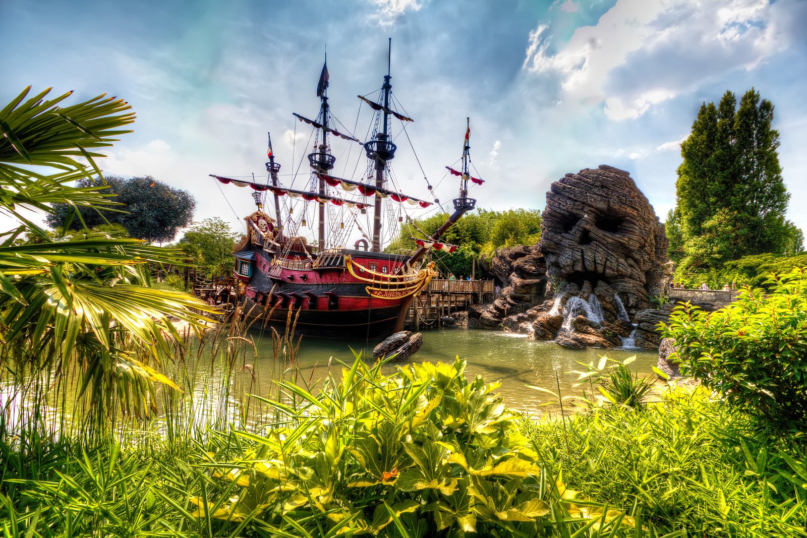 Остров пиратов. Диснейленд Париж пиратский корабль. Ораньестад остров корабль. Парк «пиратский остров». Диснейленд Париж остров приключений.