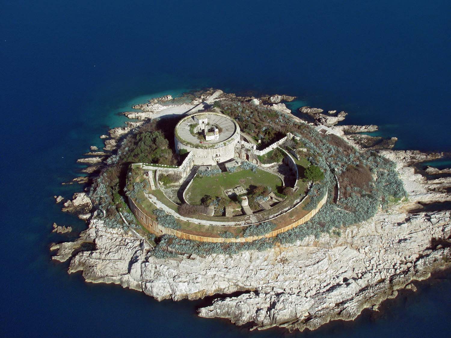 Остров-крепость Мамула
