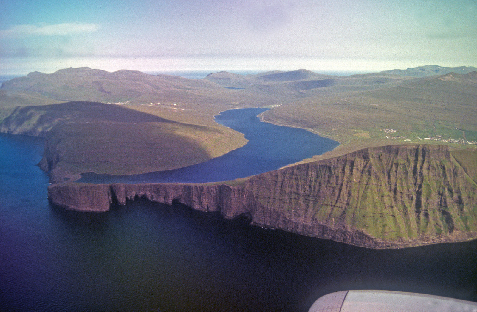 Озеро над океаном сорвагсватн на фарерских островах
