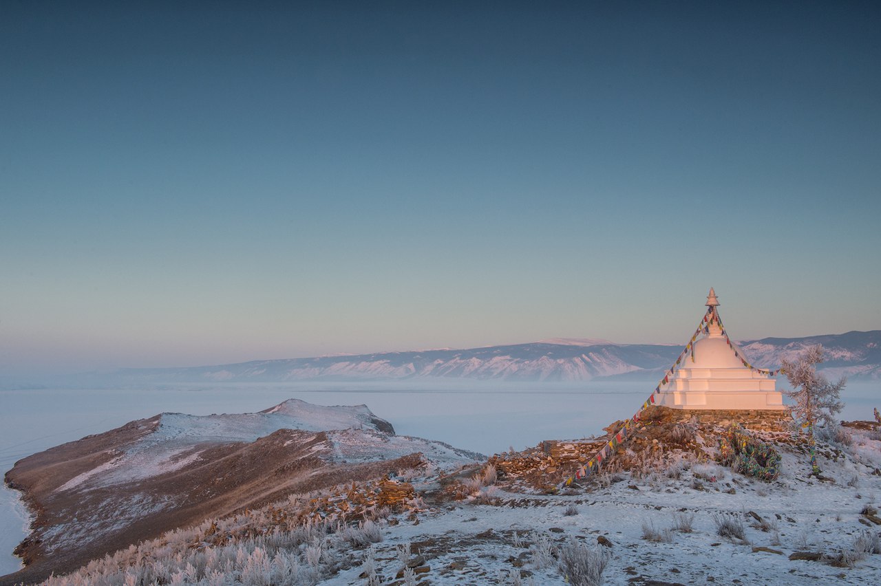 Ступа просветления остров Огой Байкал зимой