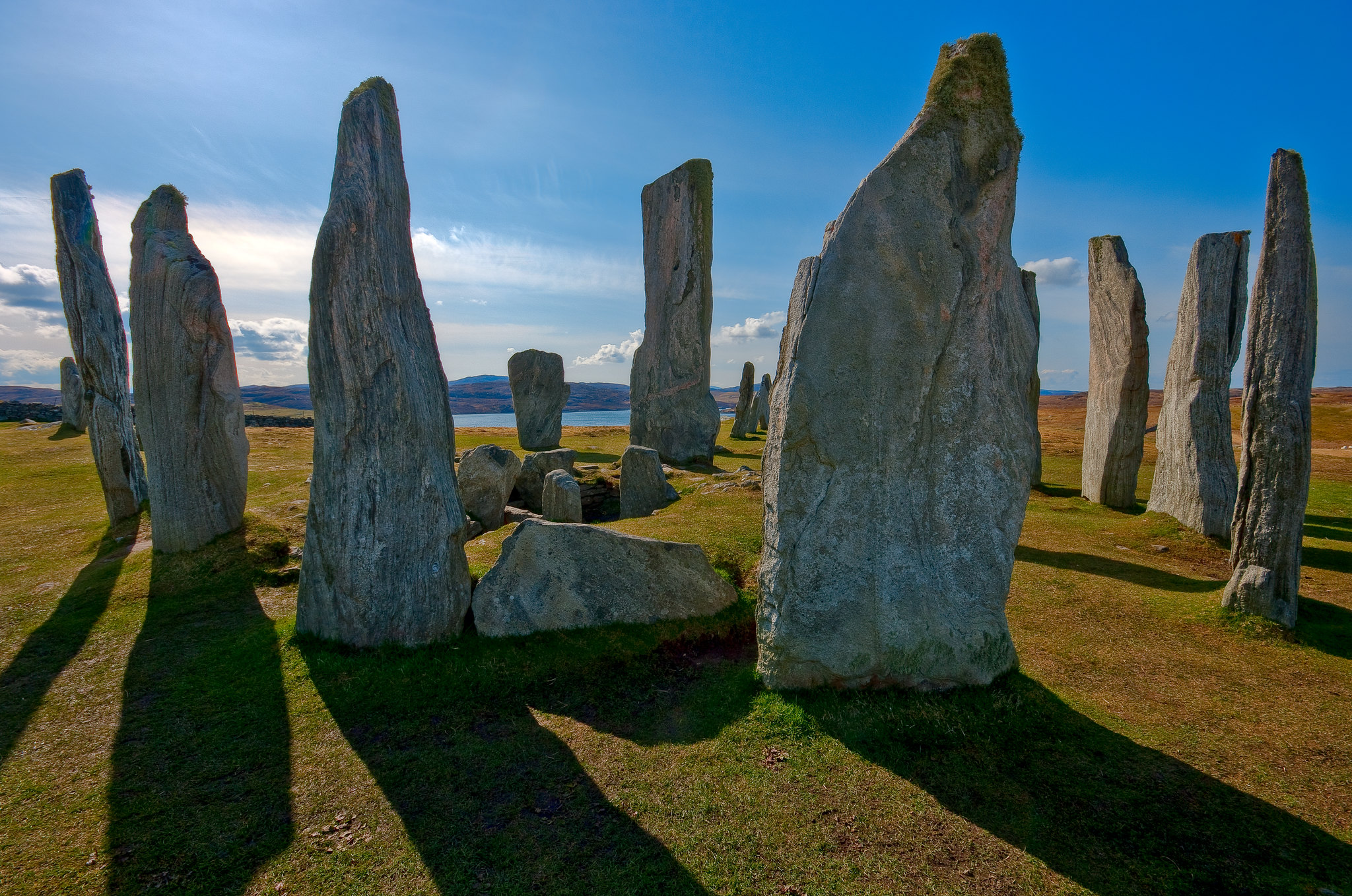 Идол 7 букв. Камни Калланиш остров Льюис Шотландия. Внешние Гебридские острова Шотландии. Гебриды острова Шотландия. Менгиры Калланиша, Шотландия.