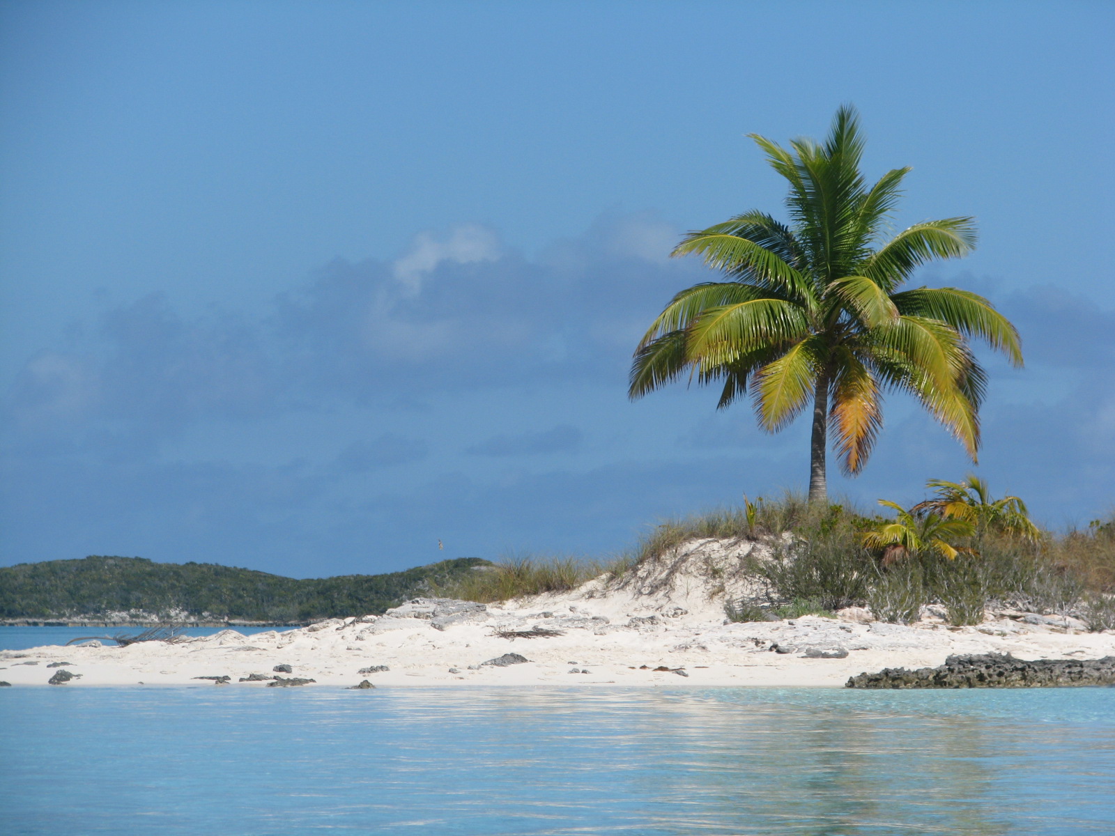Необитаемый остров с белым песком