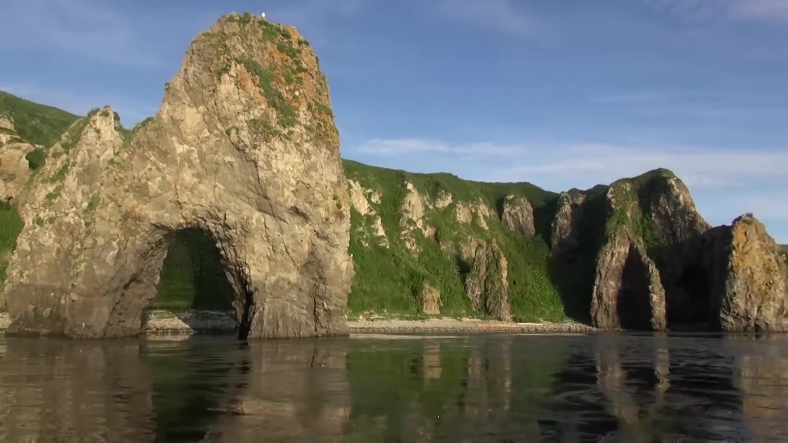 Остров Уруп Курилы скала с аркой
