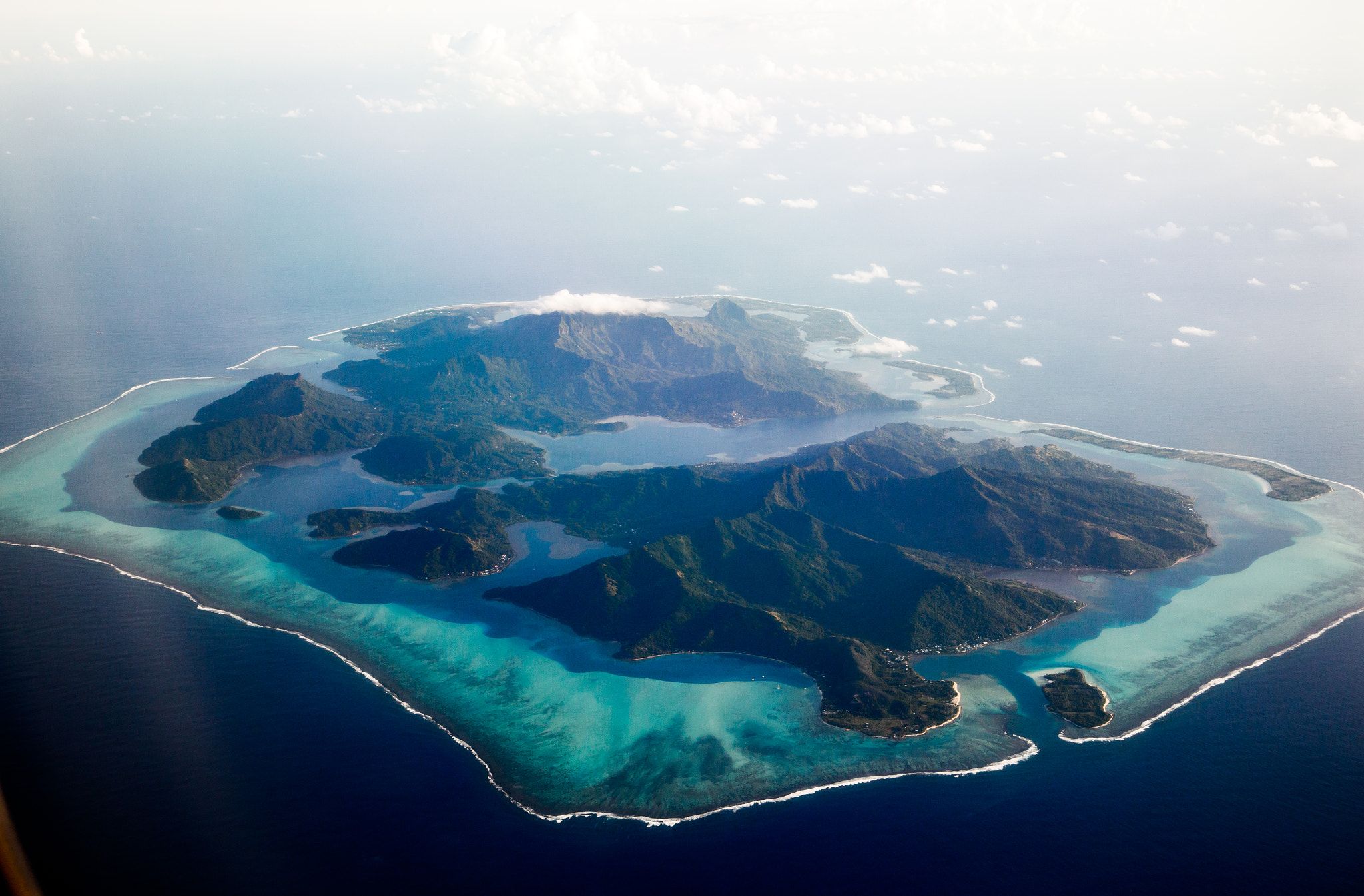 Три самых больших островов. Атолл Бора-Бора. Атолл Рокас. Остров атолле. В. Полинезии. Архипелаг Кергелен индийский океан.