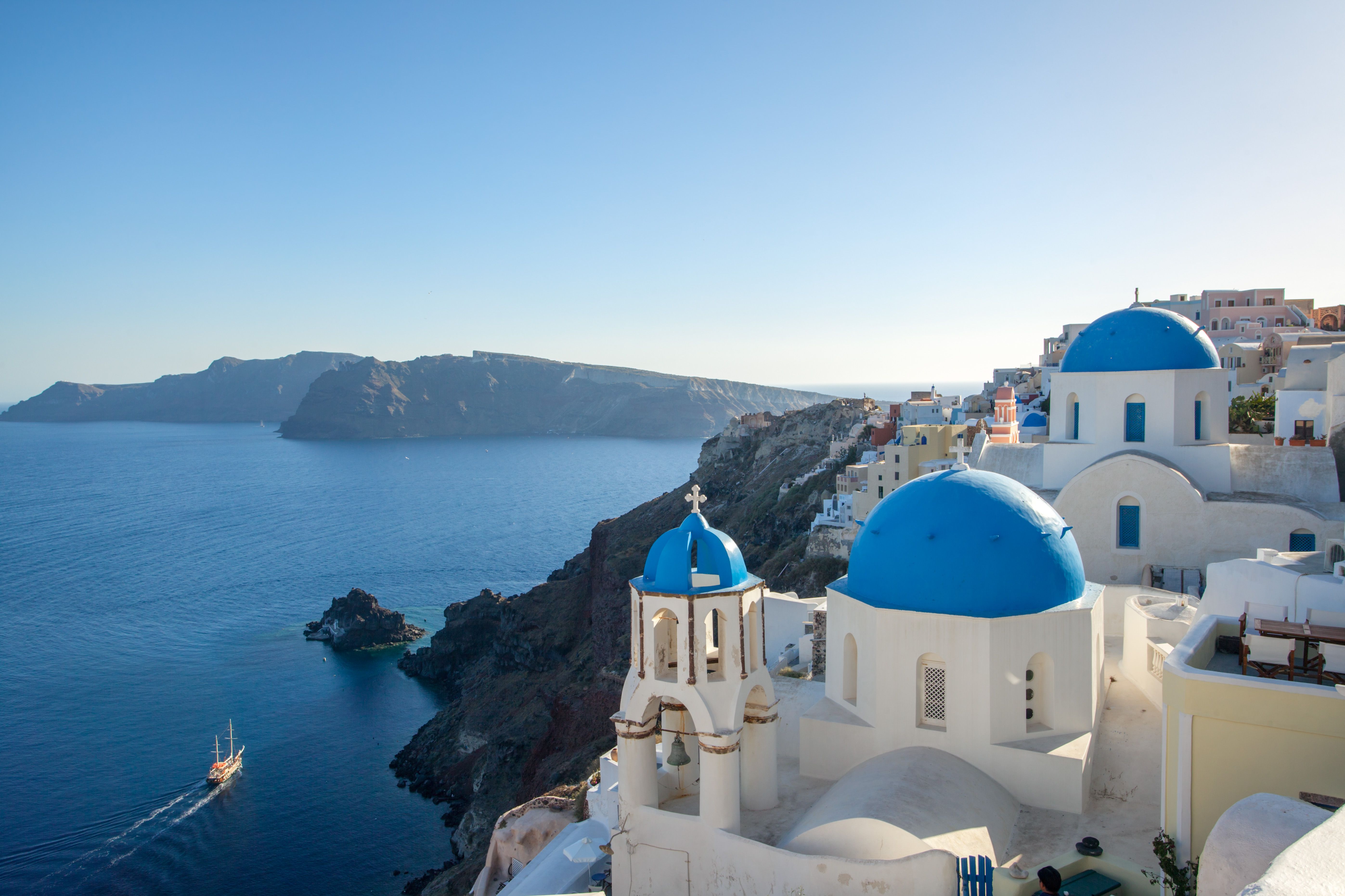 Курорт в Греции с синими крышами