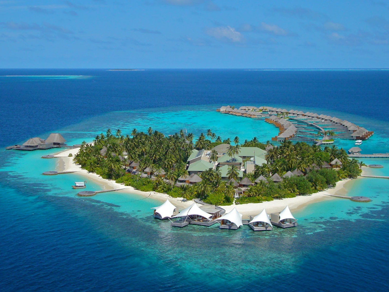 Better and island. Парадайз Айленд Мальдивы. Остров Гурайдо Мальдивы. Бандос Исланд Мальдивы отель. Индийский океан Мальдивы.