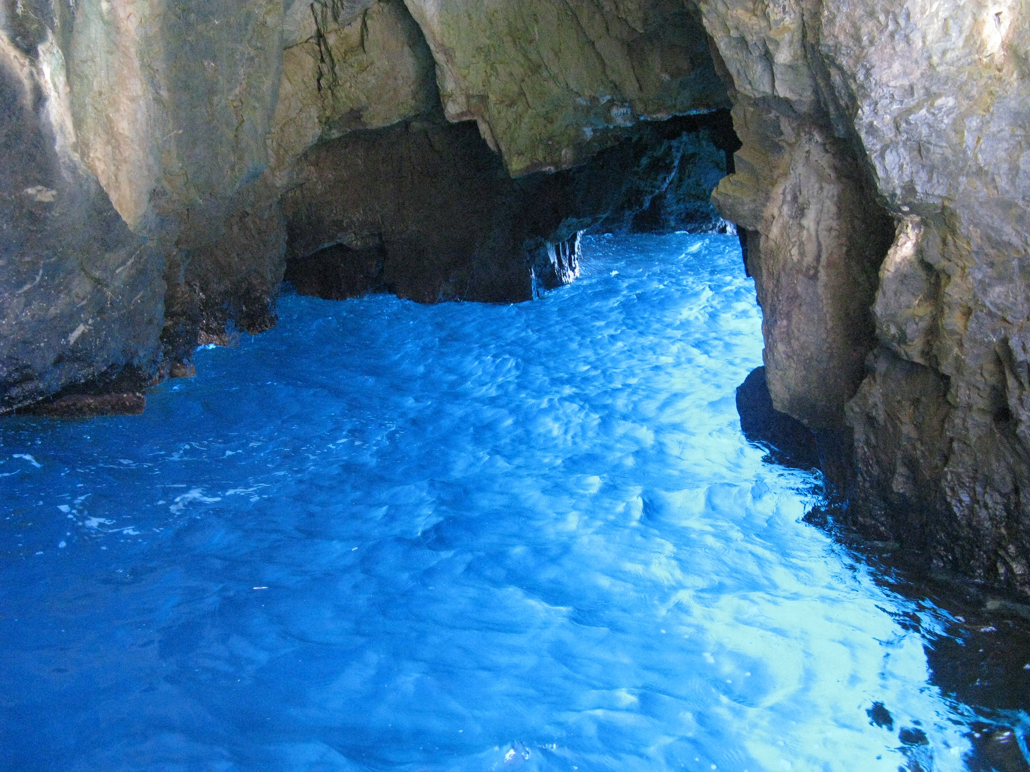Голубая пещера турция. Голубой грот на острове капри. Лазурный грот капри. Голубой грот Италия. Голубой грот (капри).