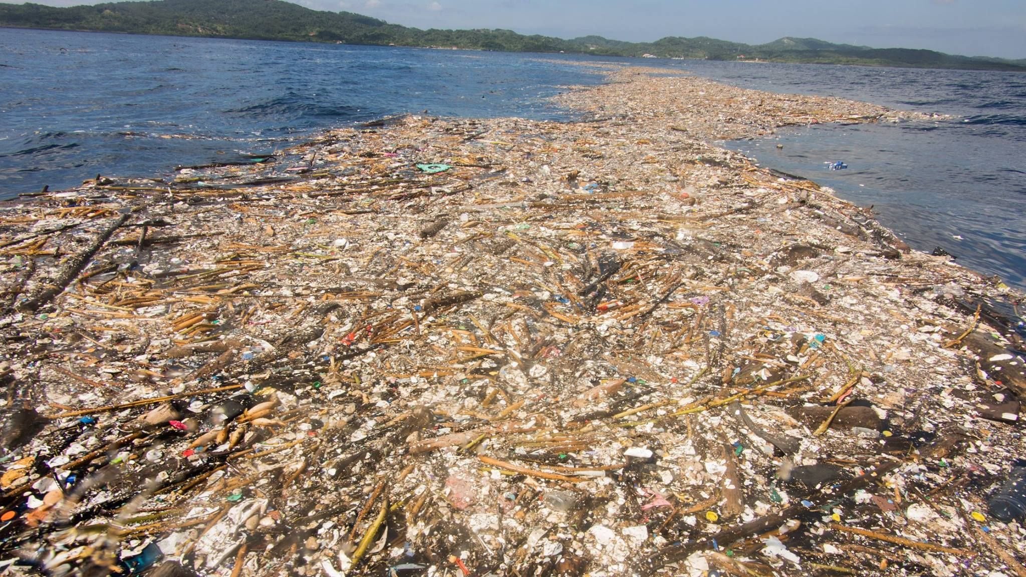 Экологические тихого океана. Тихоокеанский мусорный остров. Мусорный остров в тихом океане фото. Большое Тихоокеанское мусорное пятно. Тихоокеанская свалка Gyre.