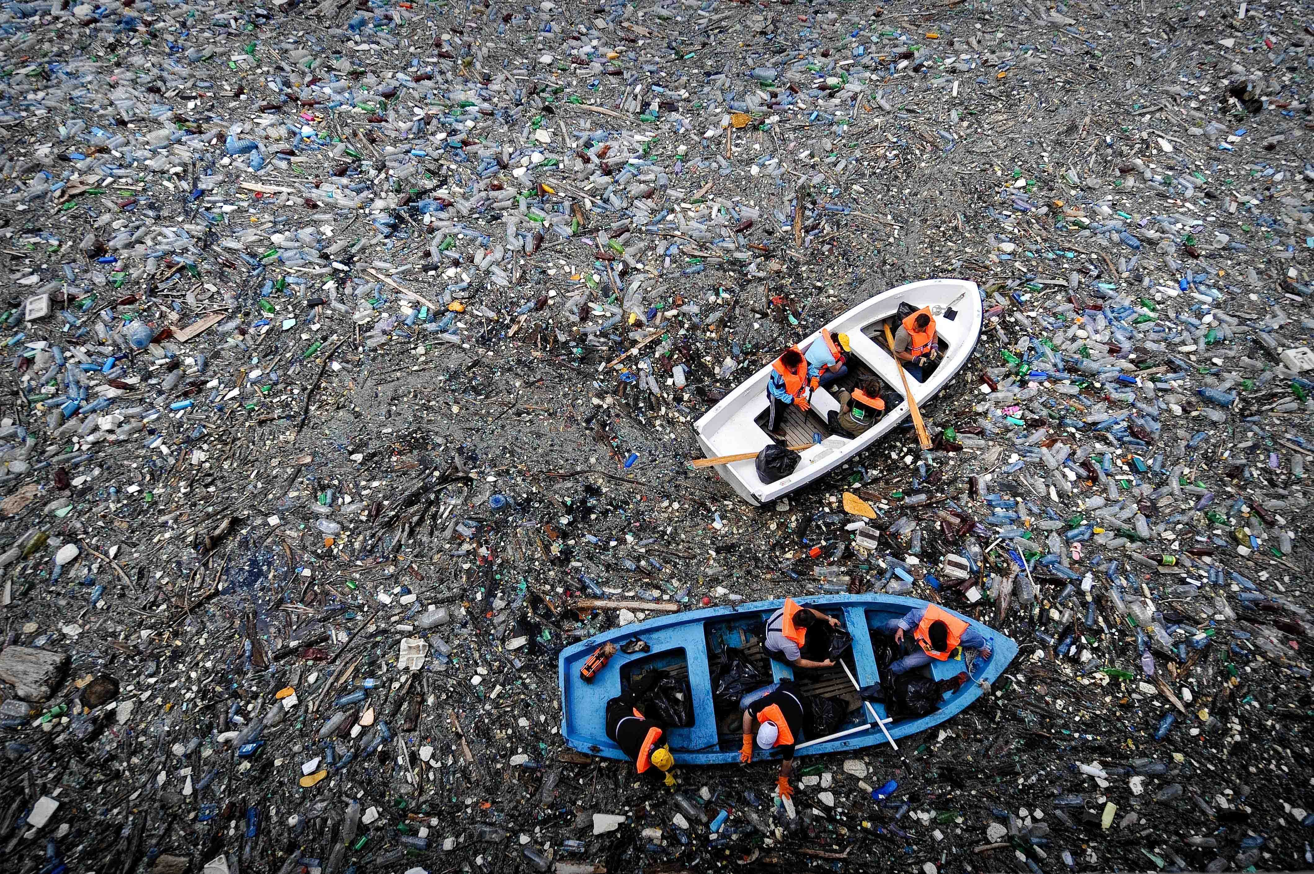 острова из пластикового мусора