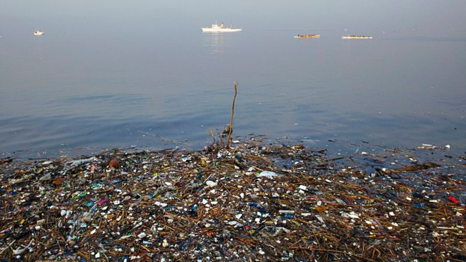 Пластиковое пятно в океане фото со спутника