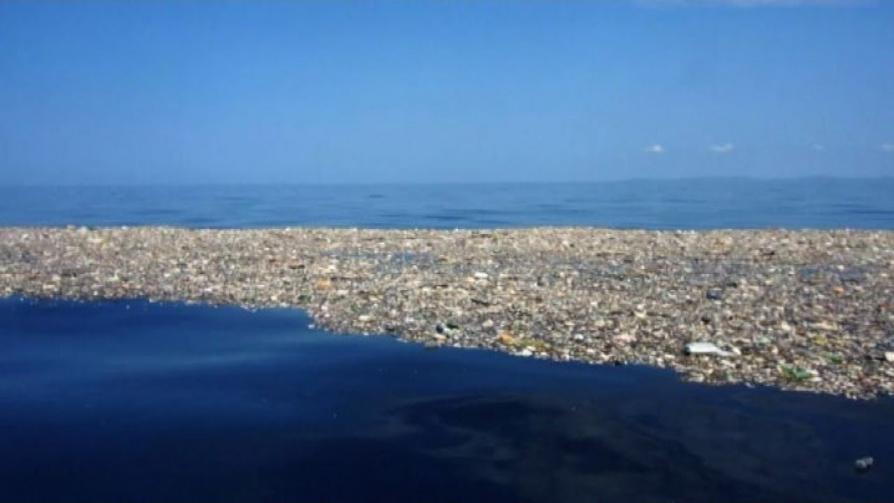 остров из мусора в океане со спутника тихом