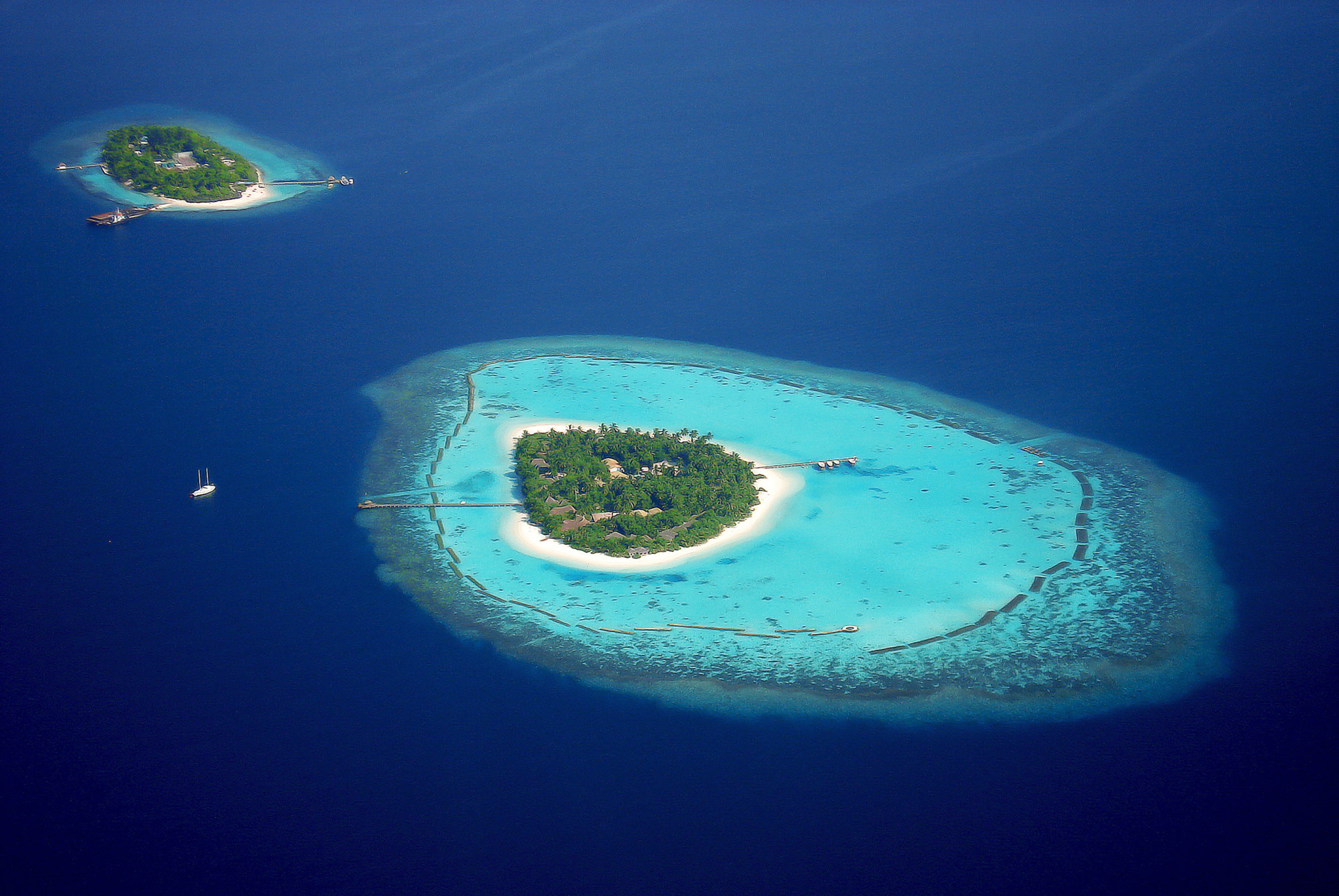 Океан и два острова. Коралловые Атоллы Мальдивы. Атолл коралловый остров. Мальдивы Лагуна риф. Индийский океан Мальдивы.