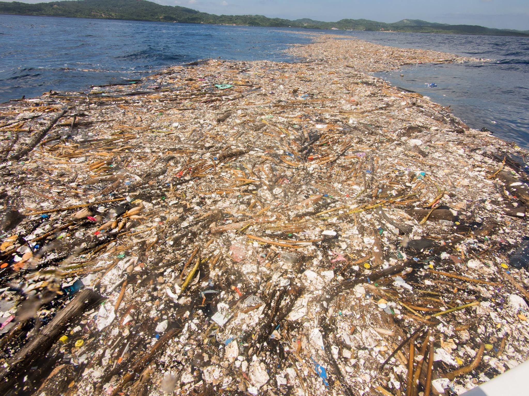 горы мусора в океане